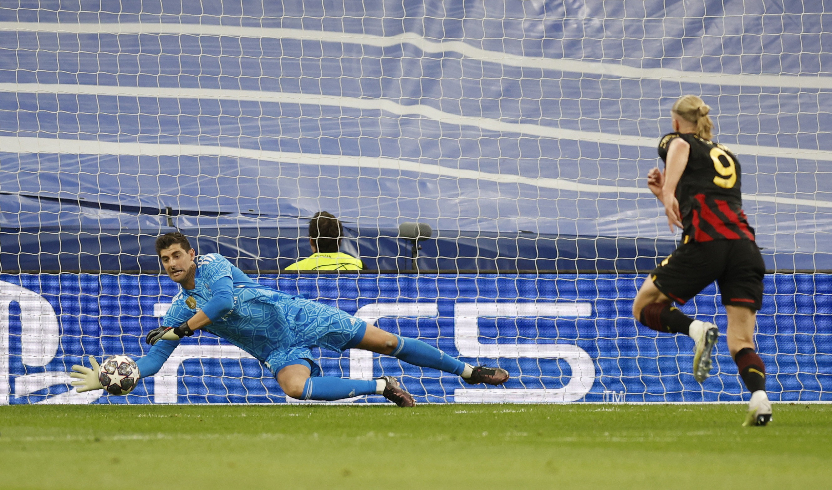 Thibaut Courtois debió intervenir para evitar el gol de Rodrigo. Manchester City busca la ventaja ante Real Madrid (REUTERS/Juan Medina)