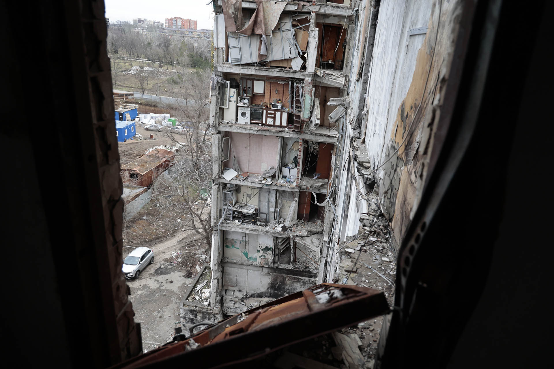 La vista de un edificio de apartamentos dañado en Mariupol (Foto AP/Alexei Alexandrov)