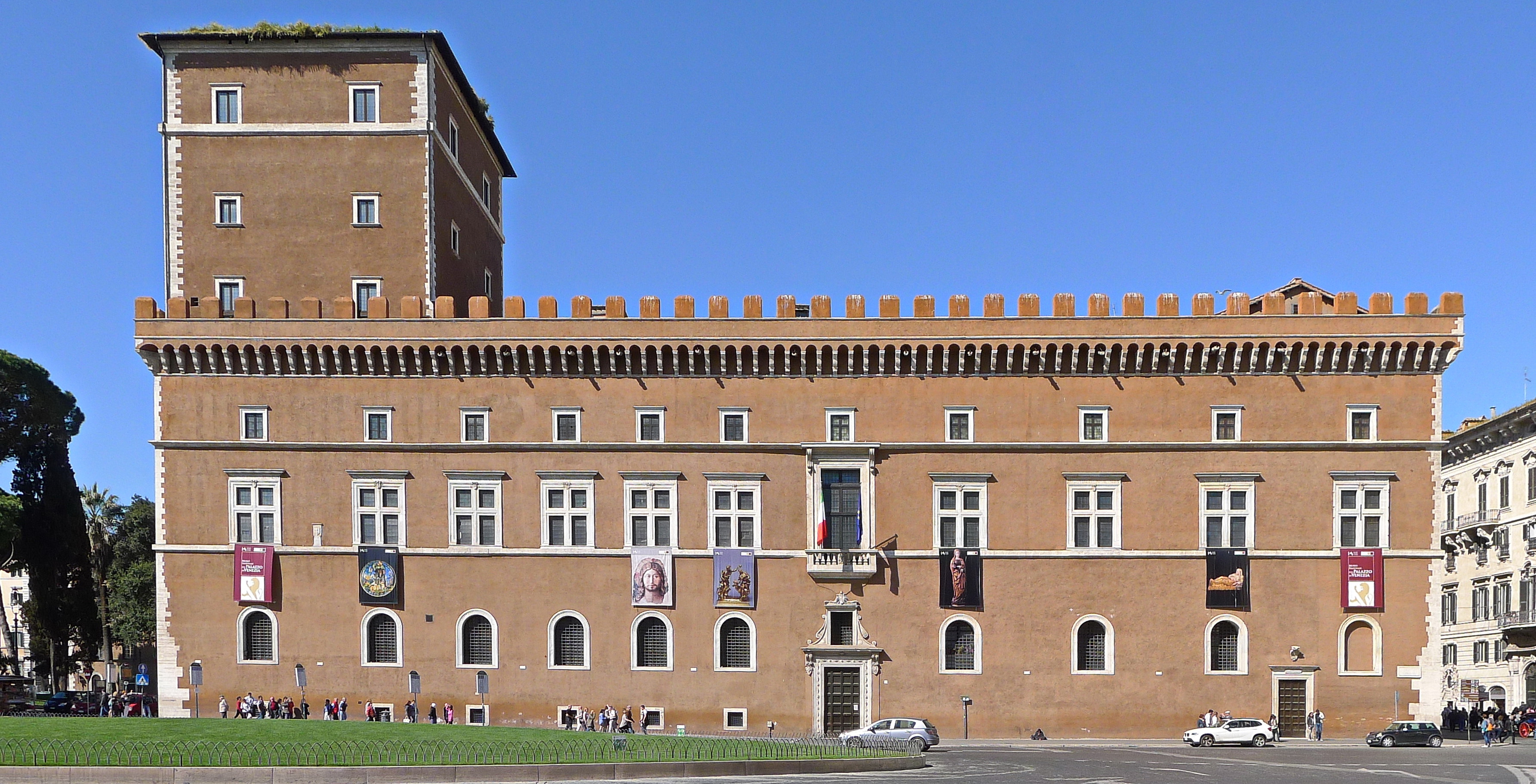Ein argentinischer Tourist hat eine Drohne gegen ein historisches Gebäude in Rom gestürzt und wird mit einer Geldstrafe zwischen 550 und 68.000 Dollar rechnen müssen