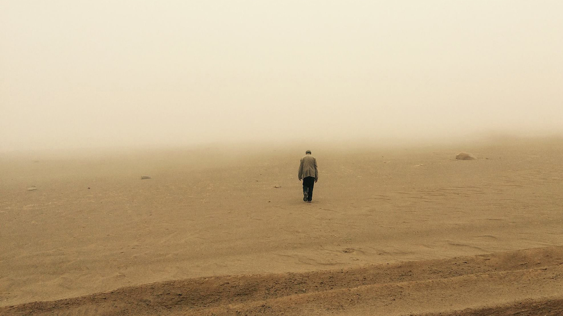 Una imagen de su Zurita caminando en el desierto, parte del documental "Zurita, verás no ver" 