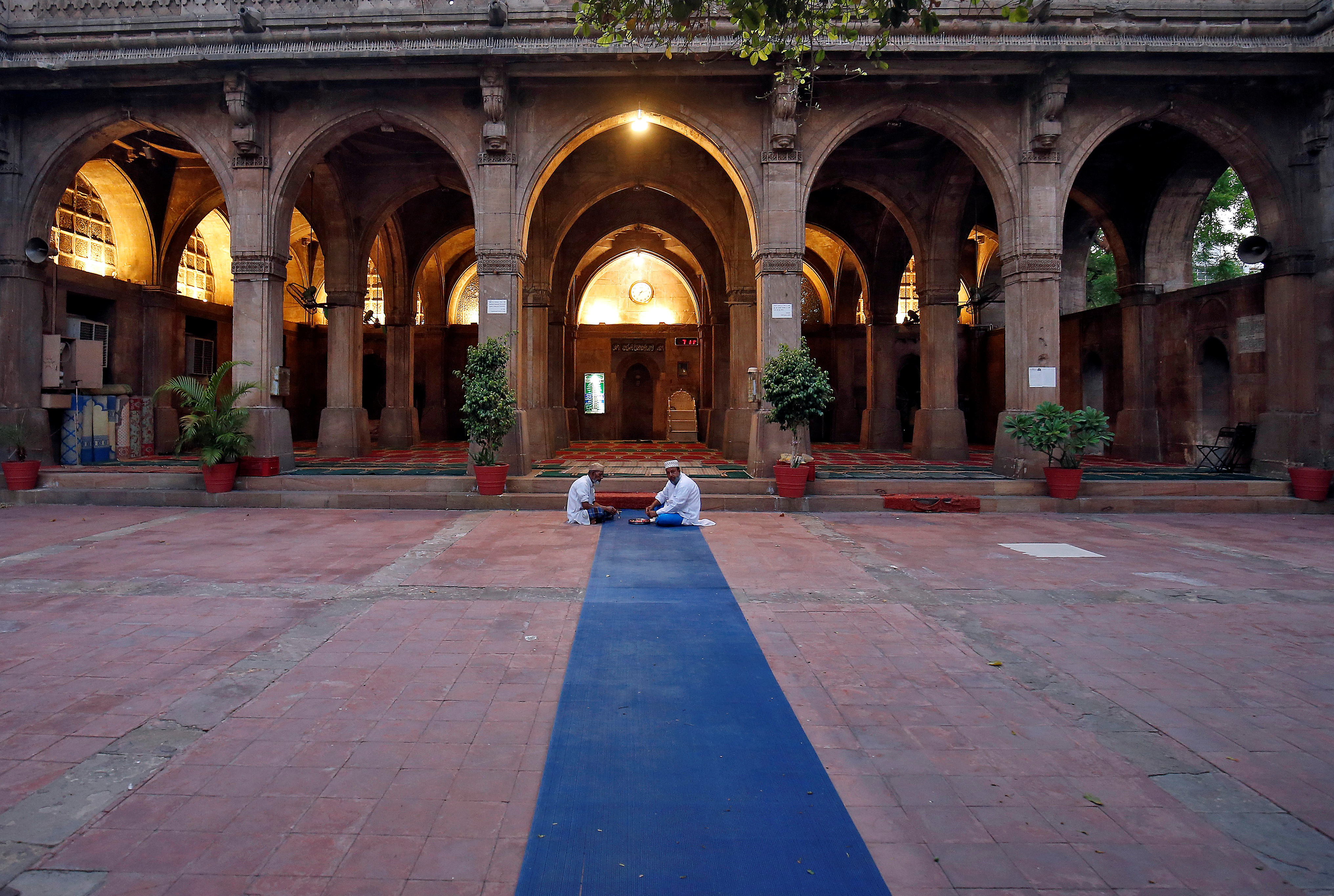 Dos monjes dentro de un templo en Ahmedabad, India (REUTERS/Amit Dave)