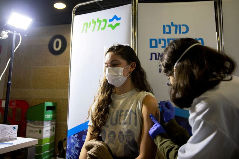 Foto de archivo. Una joven recibe una vacuna contra el COVID-19 en un centro sanitario temporario en un estadio en Jerusalén, Israel, 4 de febrero de 2021. REUTERS/Ronen Zvulun