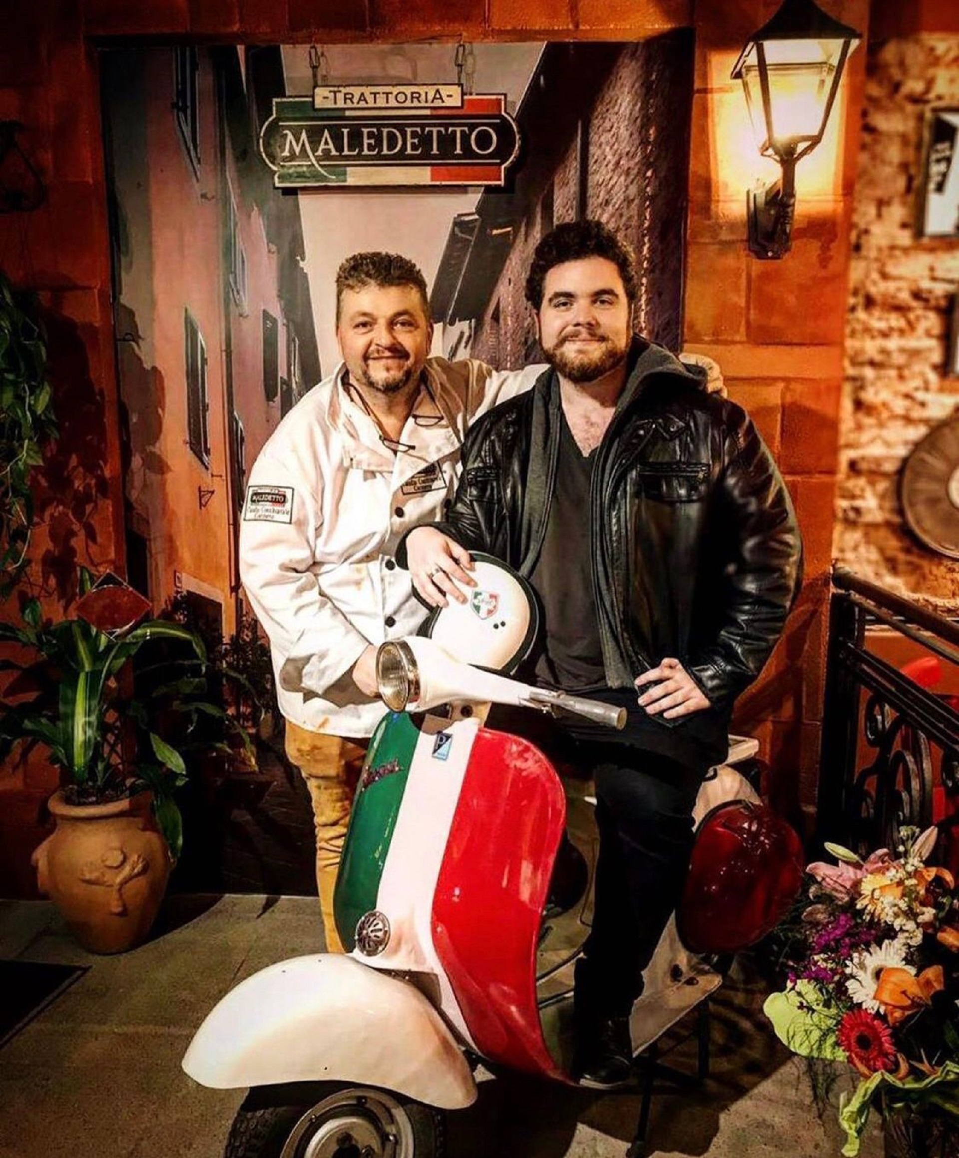 Gastón junto a su padre Claudio, en su restaurante italiano Maledetto, en Ramos Mejía