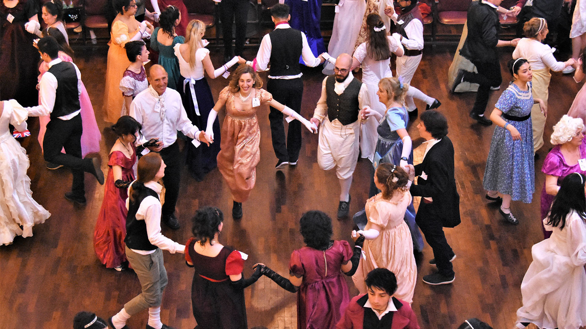 Los fanáticos de Bridgerton que recrean los bailes de la serie hasta con  los vestidos de la época - Infobae