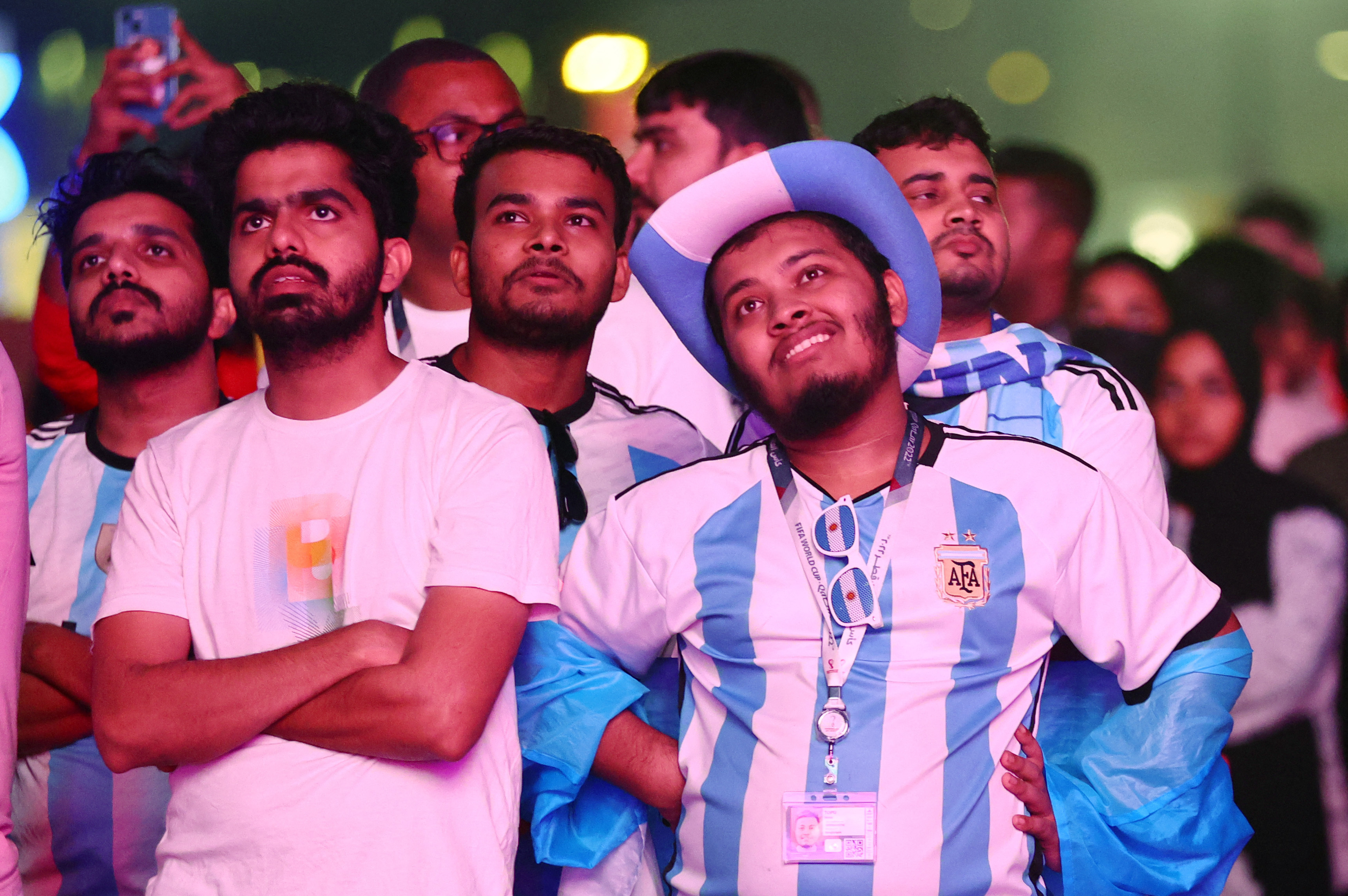 Un fan argentino, con la Hayya card física colgada de su cuello (REUTERS/Ibraheem Al Omari)