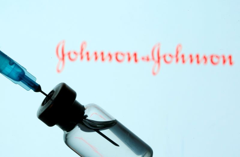 Ilustración fotográfica de un vial y una jeringa frente a un logo de Johnson & Johnson. 11 enero 2021. REUTERS/Dado Ruvic