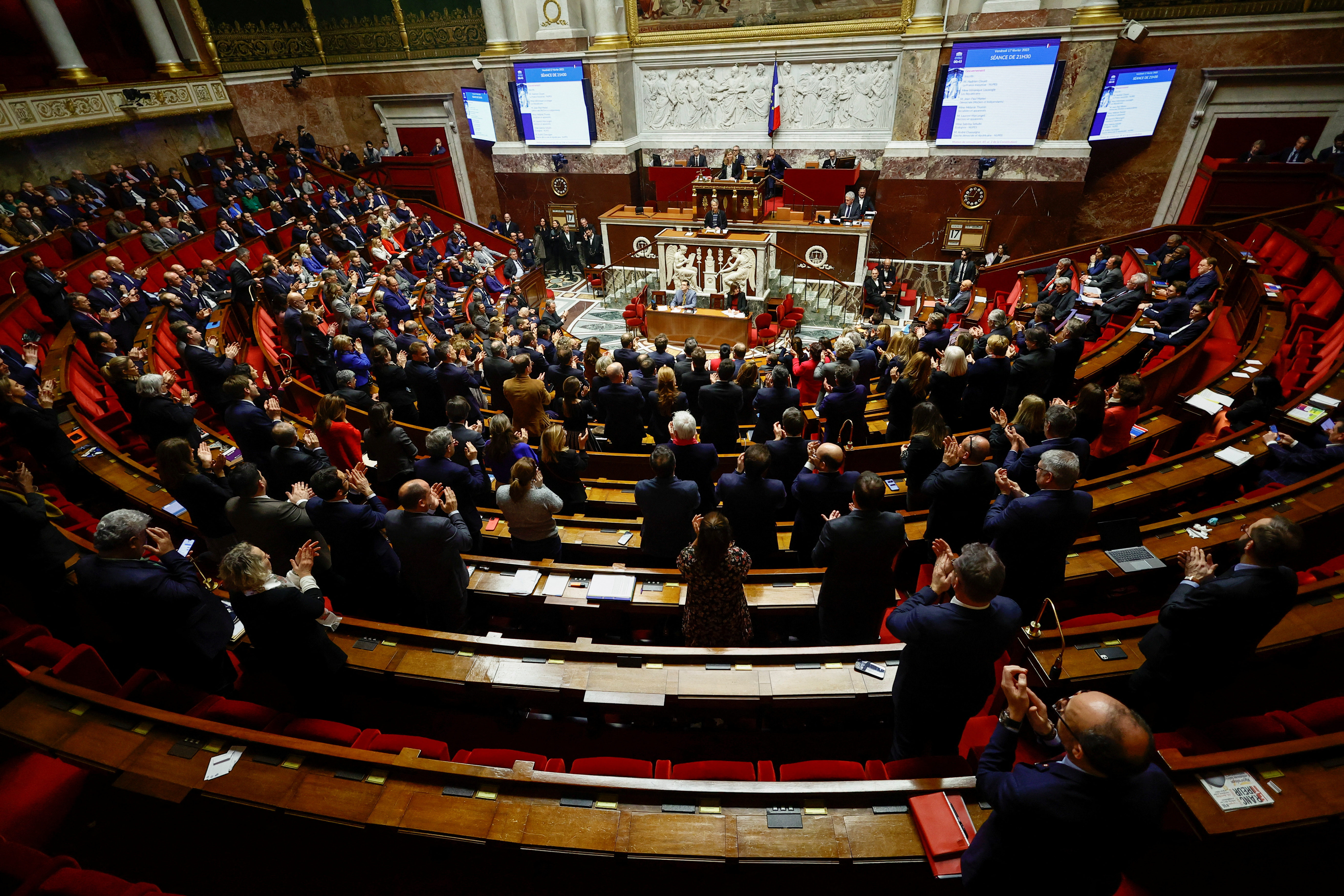 El Senado aprobó la controversial reforma jubilatoria en Francia pese a la fuerte oposición de la sociedad (REUTERS)