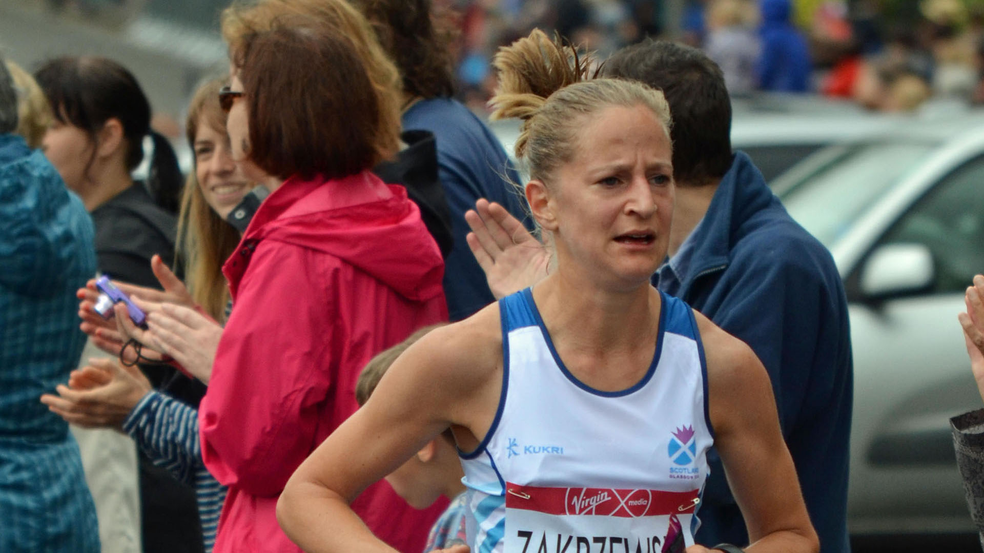 Escándalo en Reino Unido: una famosa maratonista terminó en el podio pero fue descalificada por usar un auto
