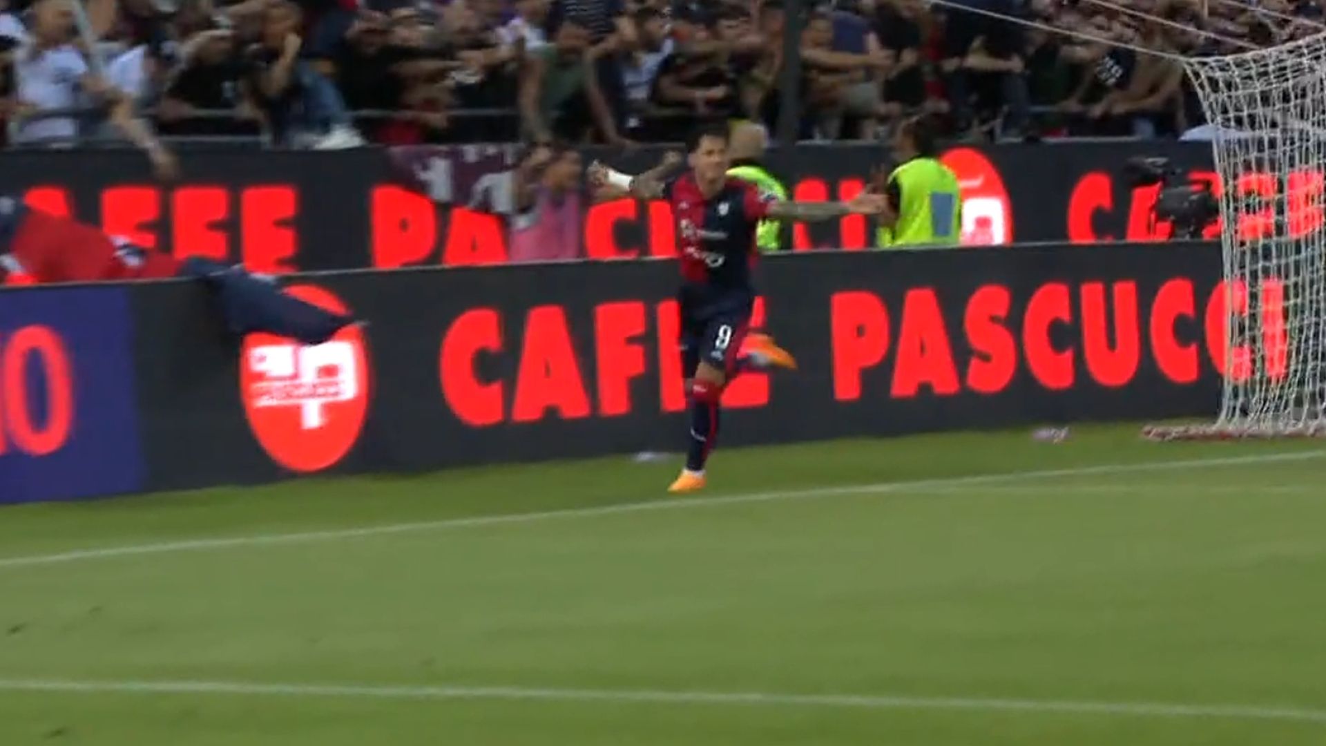Golazo de Gianluca Lapadula con exquisito cabezazo en el Cagliari vs Bari por la final del ascenso a Serie A