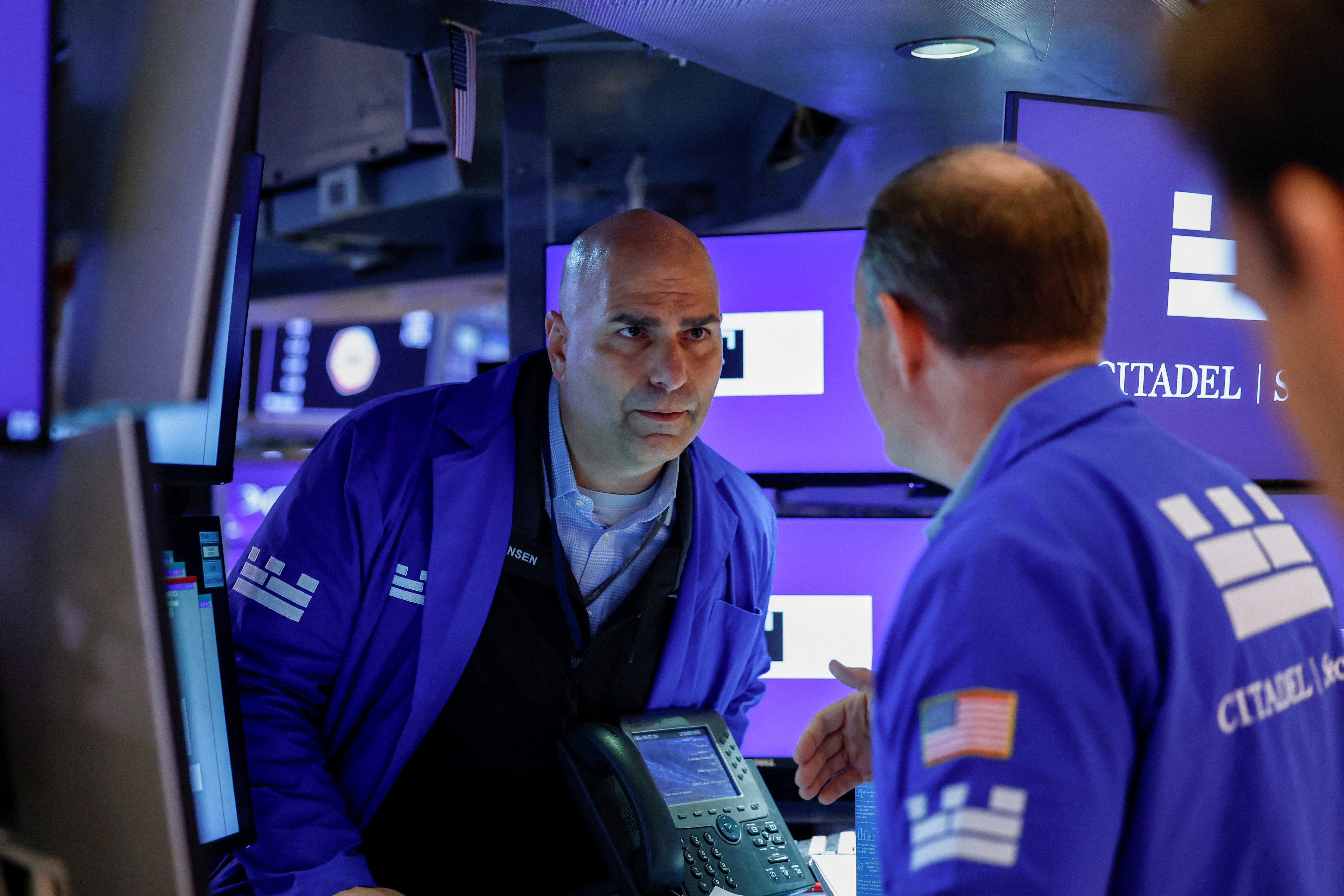 Mercados: caen las acciones argentinas y sube el riesgo pa&iacute;s, en un escenario bajista para Wall Street
