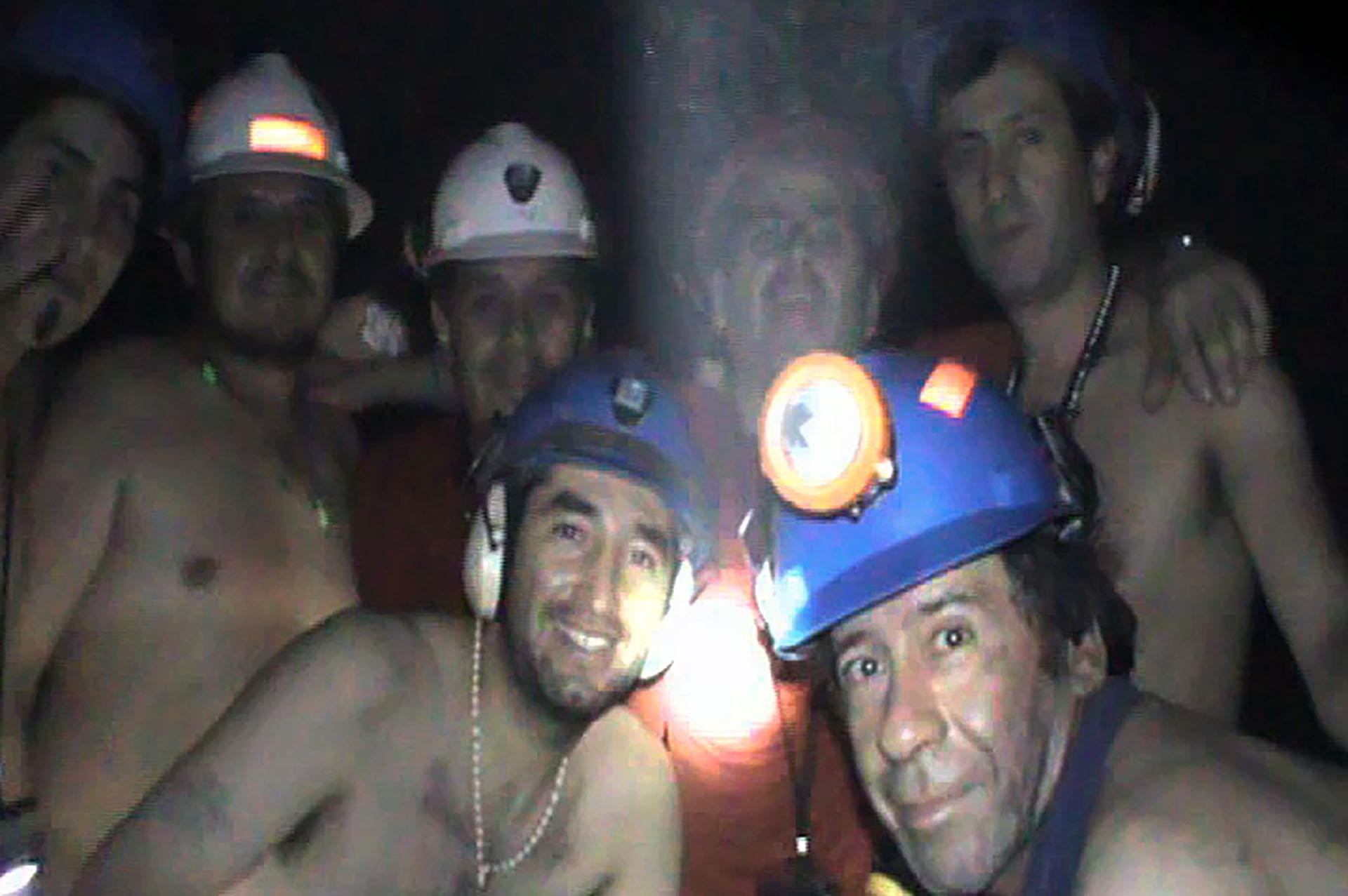 (ARCHIVOS) En esta foto de archivo distribuida por el Ministerio de Minería de Chile y tomada el 17 de septiembre de 2010, mineros chilenos atrapados posan dentro de la mina San José, cerca de Copiapó, 800 km al norte de Santiago, Chile. - Diez años después de quedar atrapados en el fondo de la mina San José, en el norte de Chile, muchos de los llamados "Los 33 mineros de Atacama", se sienten héroes caídos en el olvido y el abandono. (Foto por - / MINISTERIO DE MINERIA DE CHILE / AFP) 