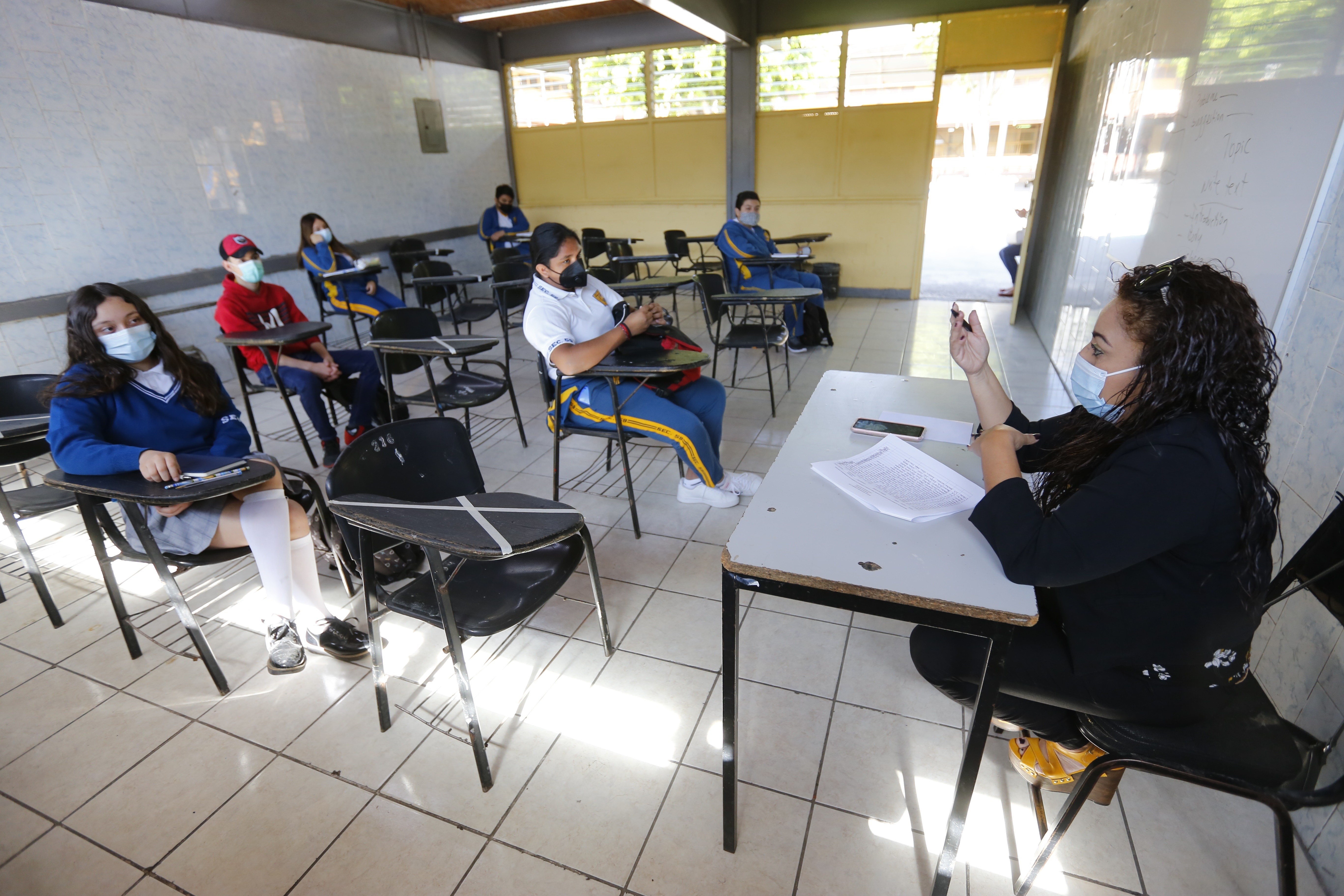 Fotografía de archivo en la que se observa a un grupo de estudiantes y profesores de regreso a clases presenciales, en la ciudad de Zapopan, estado de Jalisco (México). EFE/ Francisco Guasco
