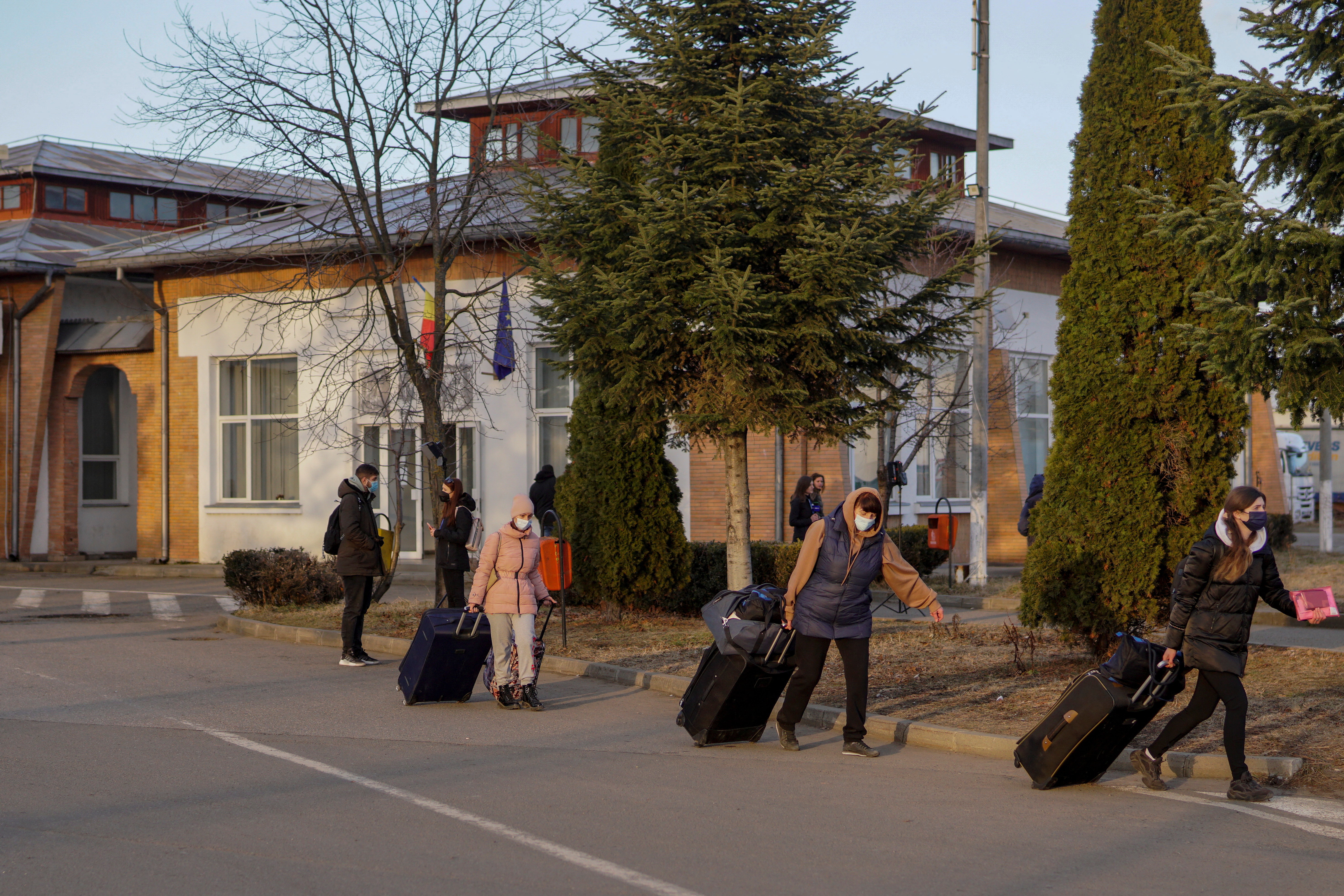 Personas cruzan la frontera de Ucrania a Rumania en la aduana de Siret, en Suceava, Rumania, este jueves 24 de febrero de 2022 (Reuters)