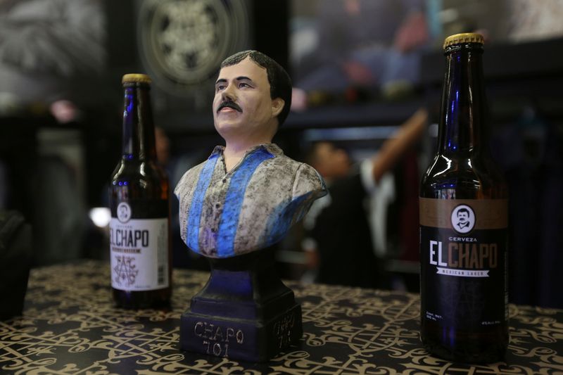 Imagen de archivo de un busto del capo mexicano Joaquín "El Chapo" Guzmán entre botellas de una marca de cerveza que lleva su sobrenombre (Foto: REUTERS / Fernando Carranza)