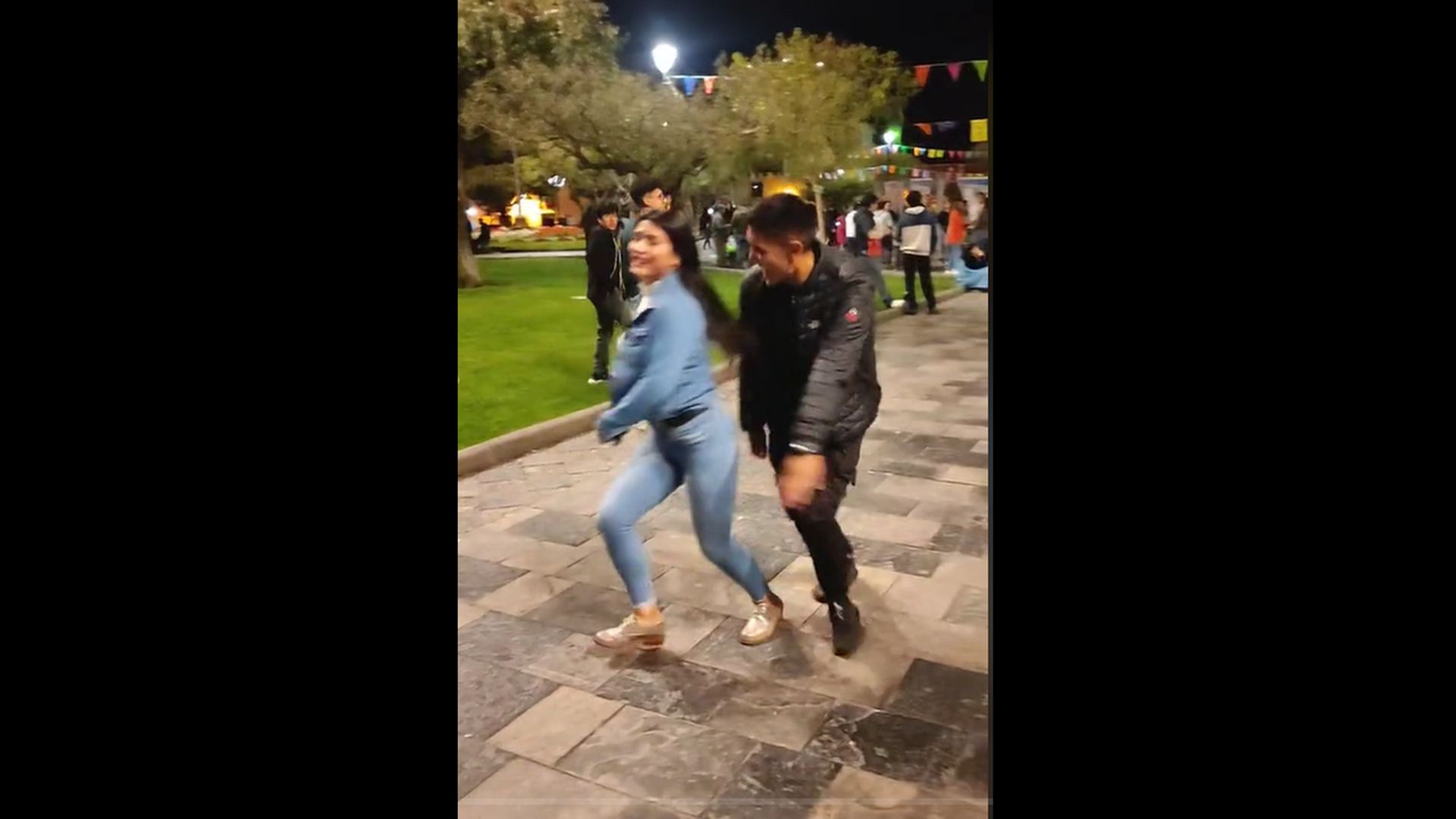 El huaino se vuelve sensación en las redes sociales: Jóvenes bailarines deslumbran en la Plaza de Armas de Cajamarca