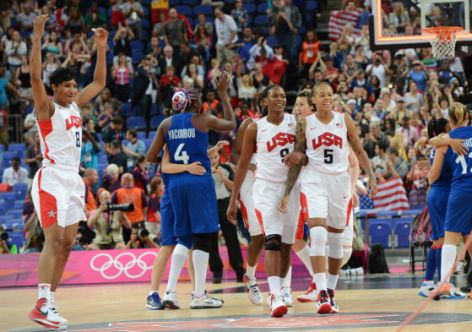 US players celebrate winning 86-50 against France during the London 2012 Olympic Games women's gold medal basketball game between the USA and France at the North Greenwich Arena in London on August 11, 2012. AFP PHOTO /MARK RALSTON        (Photo credit should read MARK RALSTON/AFP/GettyImages)