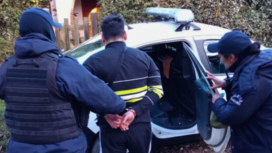 Ten&iacute;a pedido de captura en Bariloche y lo detuvieron tras una persecuci&oacute;n que termin&oacute; en choque 