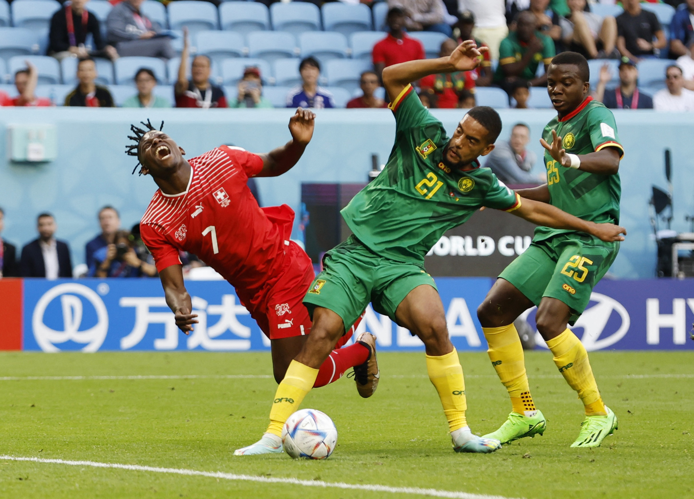 Camerún aprovecha el juego rápido y amenaza a la zaga defensiva suiza. REUTERS/Issei Kato
