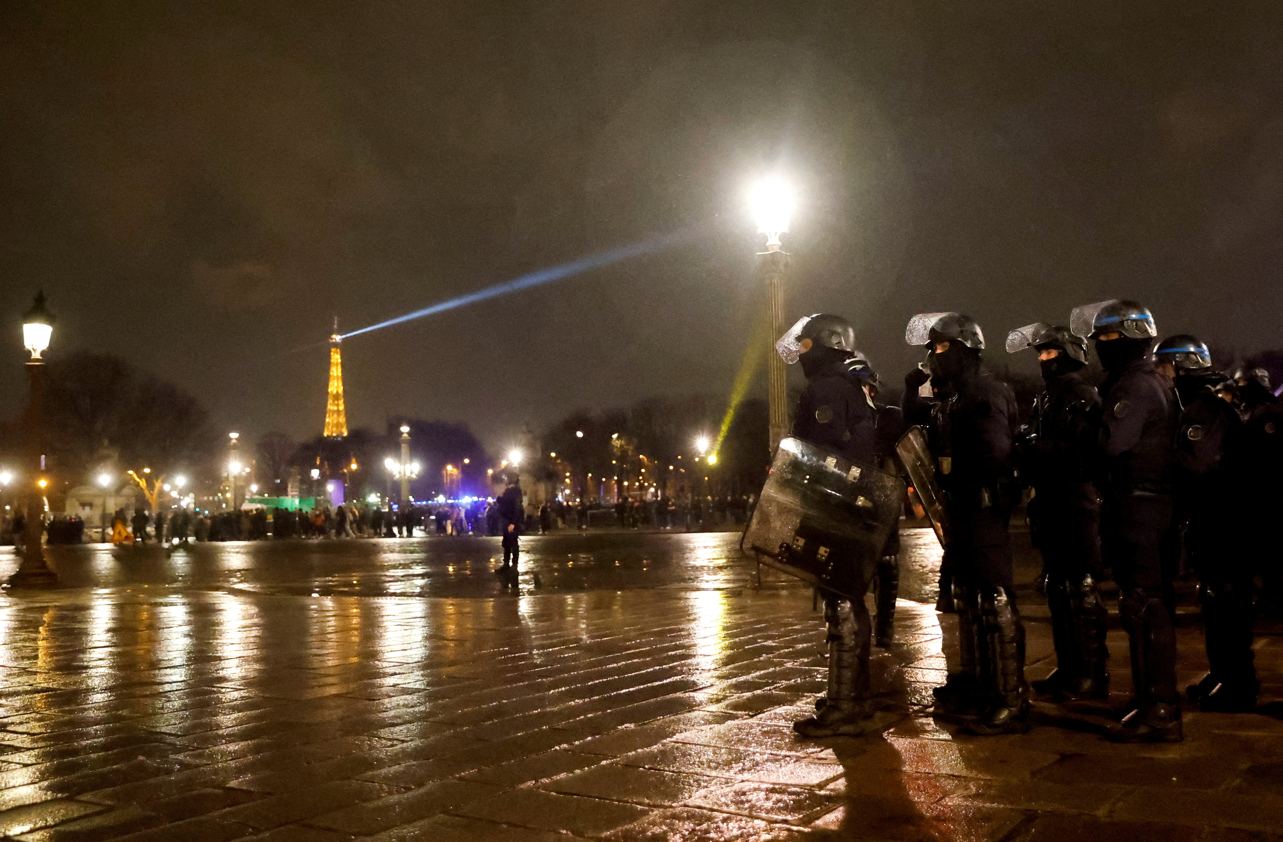 Si bien París ha resistido los embates de la ira que retumba en sus calles, cada noche la situación se vuelve más difícil, reconocen las autoridades