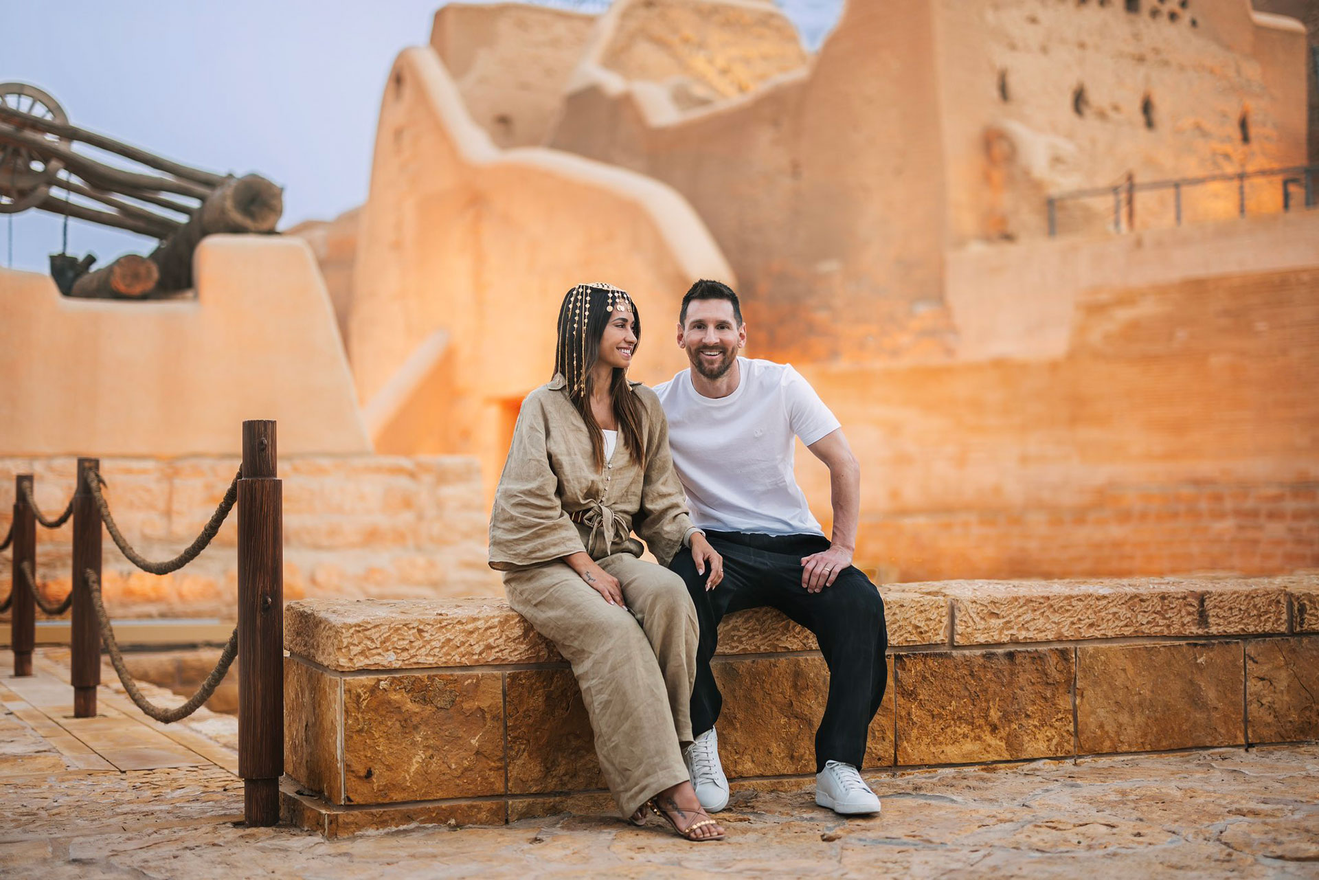 Antonela Roccuzzo y Lionel Messi disfrutando de su visita a Arabia Saudita (AhmedAlKhateeb)