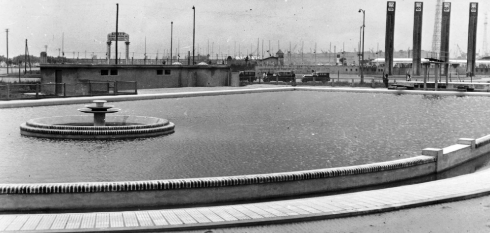 Vista de la pileta pública construida en Retiro, frente a la estación del ferrocarril San Martín. Fotografía Archivo General de la Nación