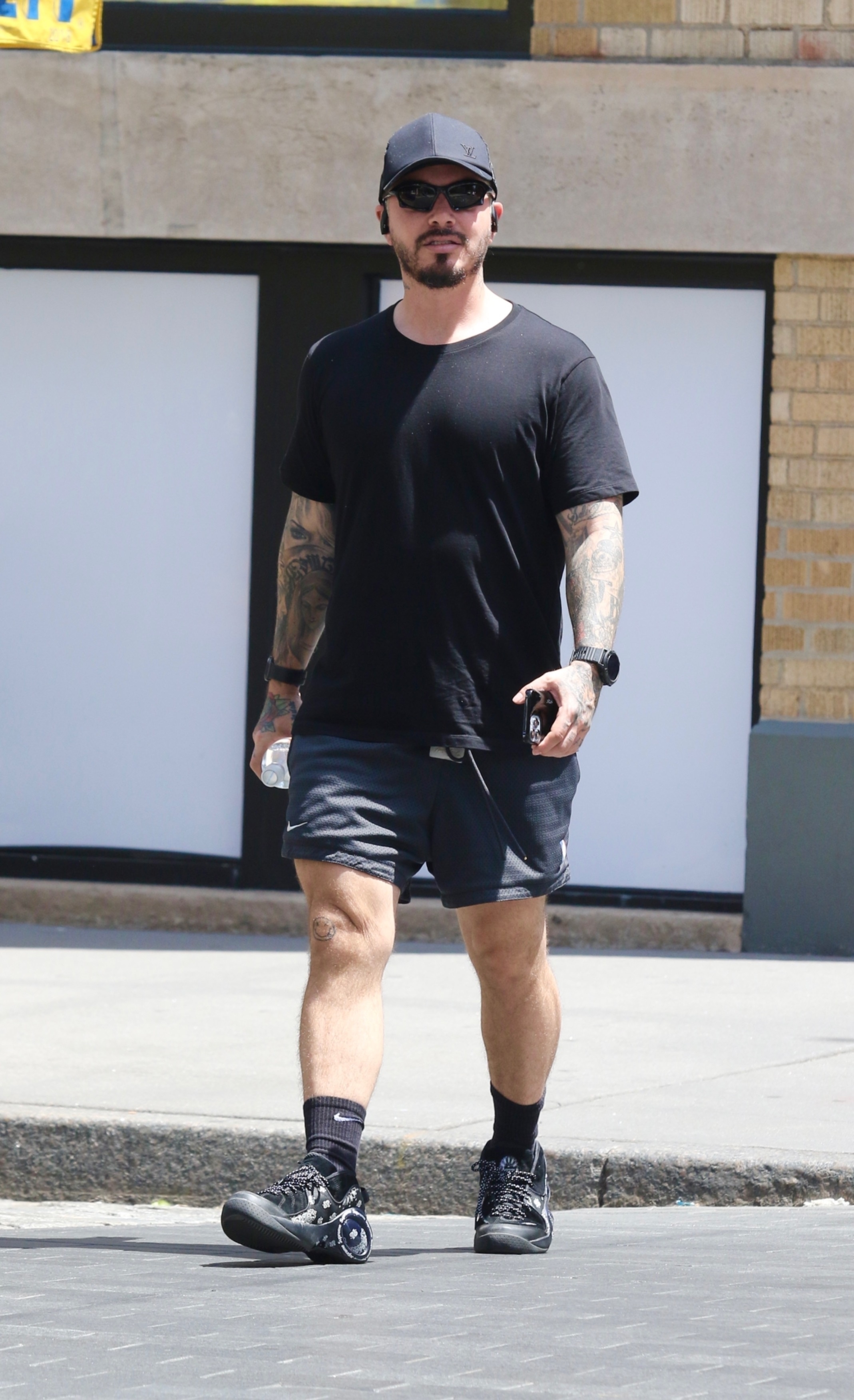 Training Day.  J Balvin was photographed when he left a private gym in the Soho neighborhood in New York.  The musician wore a black sports set of shorts and a T-shirt and exclusive Supreme sneakers and a Louis Vuitton cap