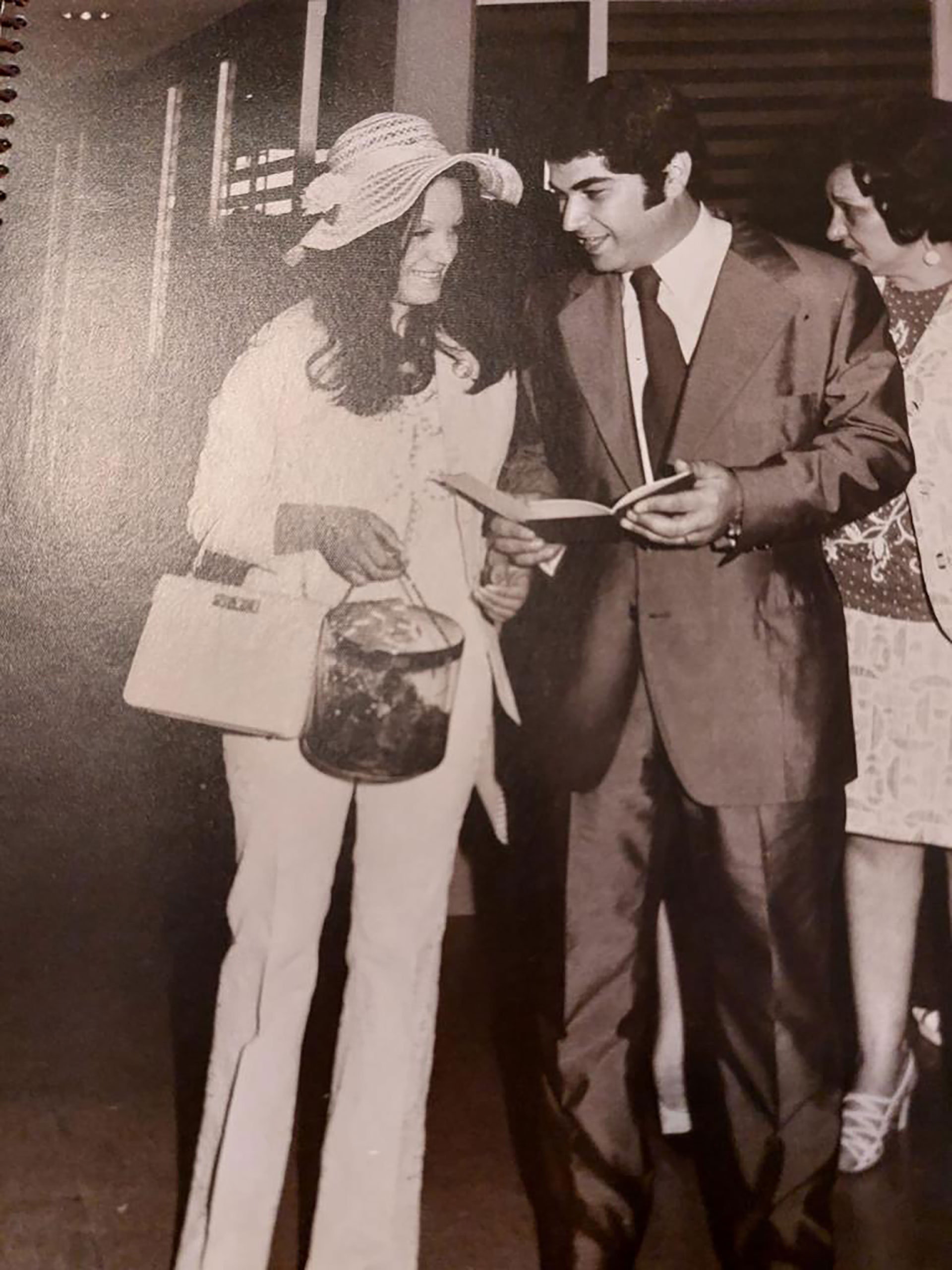 Susana y Víctor se conocieron en la despedida de solteros de amigos en común. Fue el el 15 de junio de 1964 en una cantina llamada Yoyo, cerca del monumento al Cid Campeador