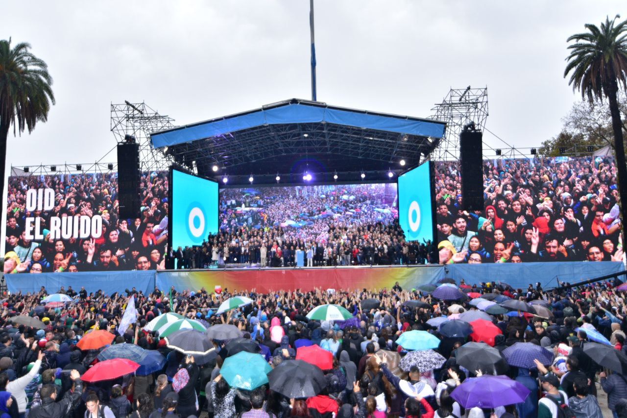 Miles de militantes kirchneristas escucharon el discurso en Plaza de Mayo