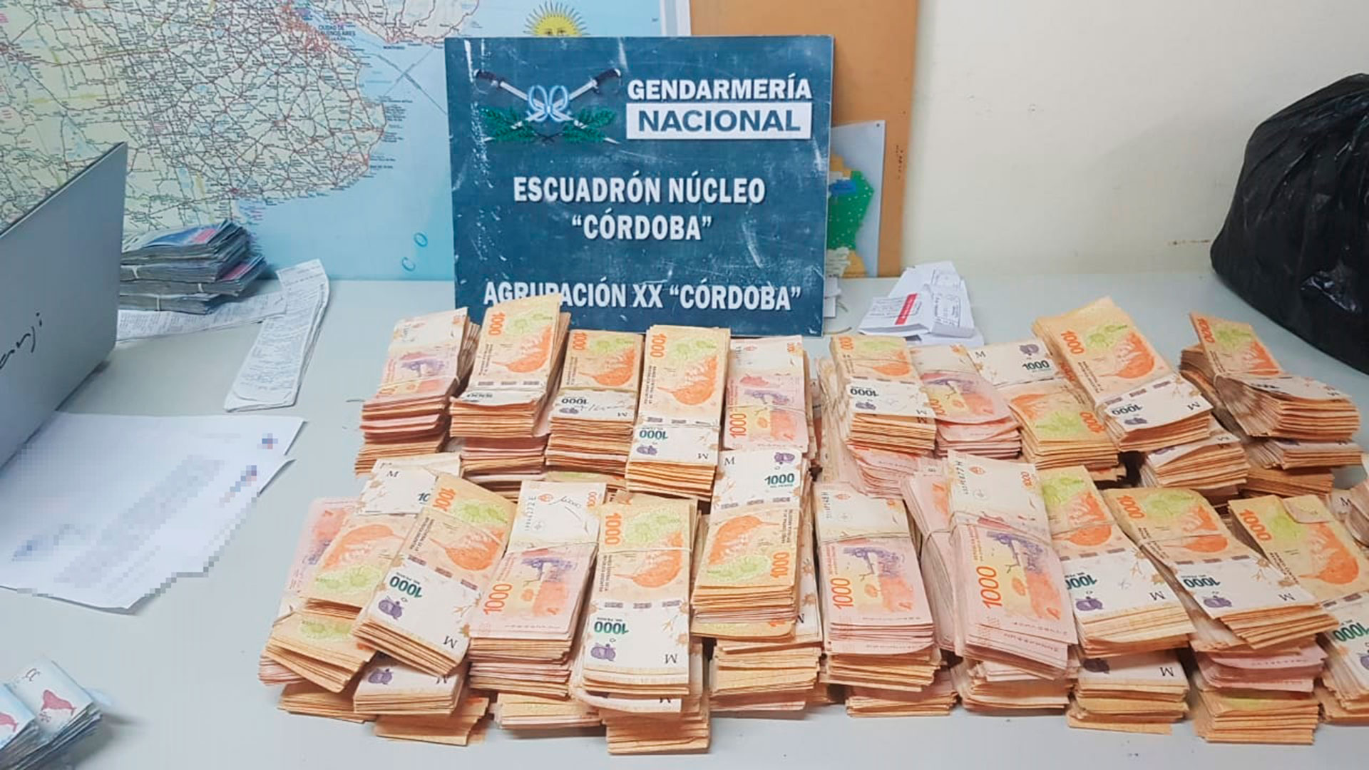 para-exponer-mal-uso-ala-fajos-de-billetes-argentinos-varios-equilibrio