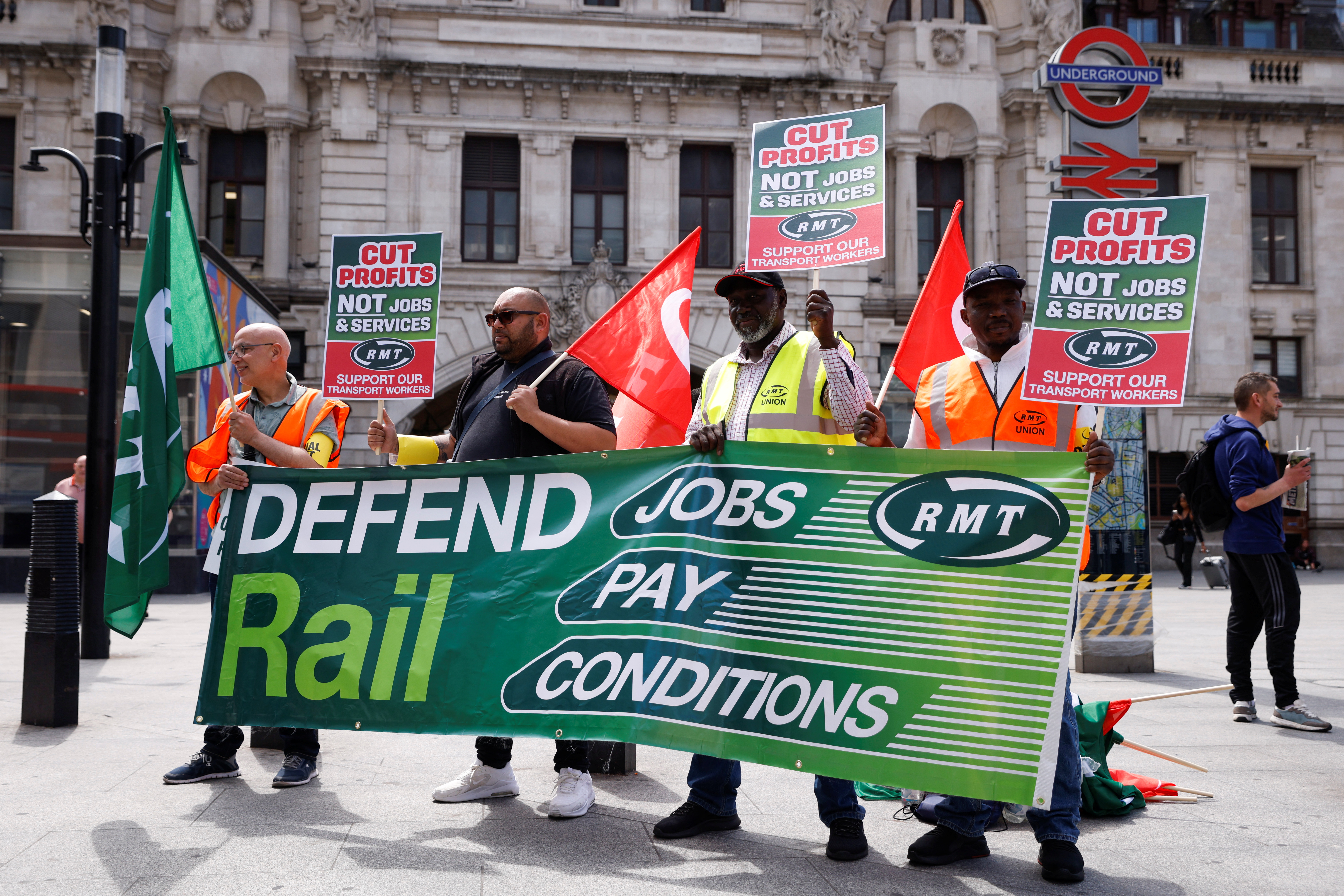 Miembros del sindicato RMT hacen un piquete frente a la estación Victoria, en el primer día de huelga ferroviaria nacional, en Londres, Gran Bretaña el 21 de junio de 2022. REUTERS/John Sibley/Archivo