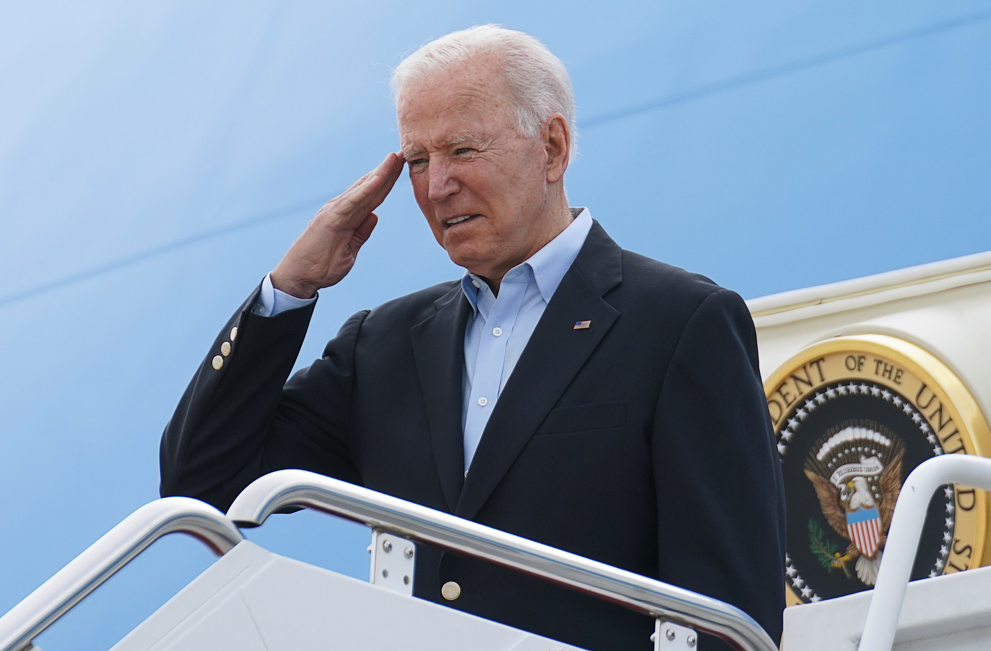 El presidente de Estados Unidos, Joe Biden, saluda mientras sube al Air Force One en su viaje para asistir a la Cumbre del G-7 en Inglaterra, el primer viaje al extranjero de su presidencia (Foto: Reuters)