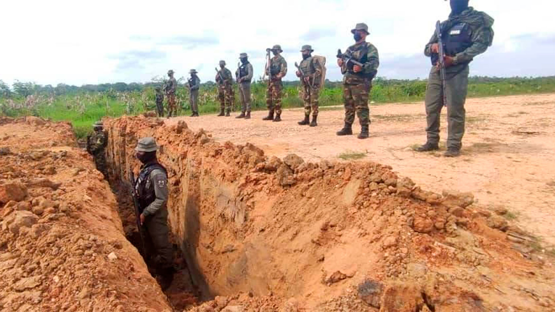 Militares destruyen una pista de aterrizaje usada por el narcotráfico