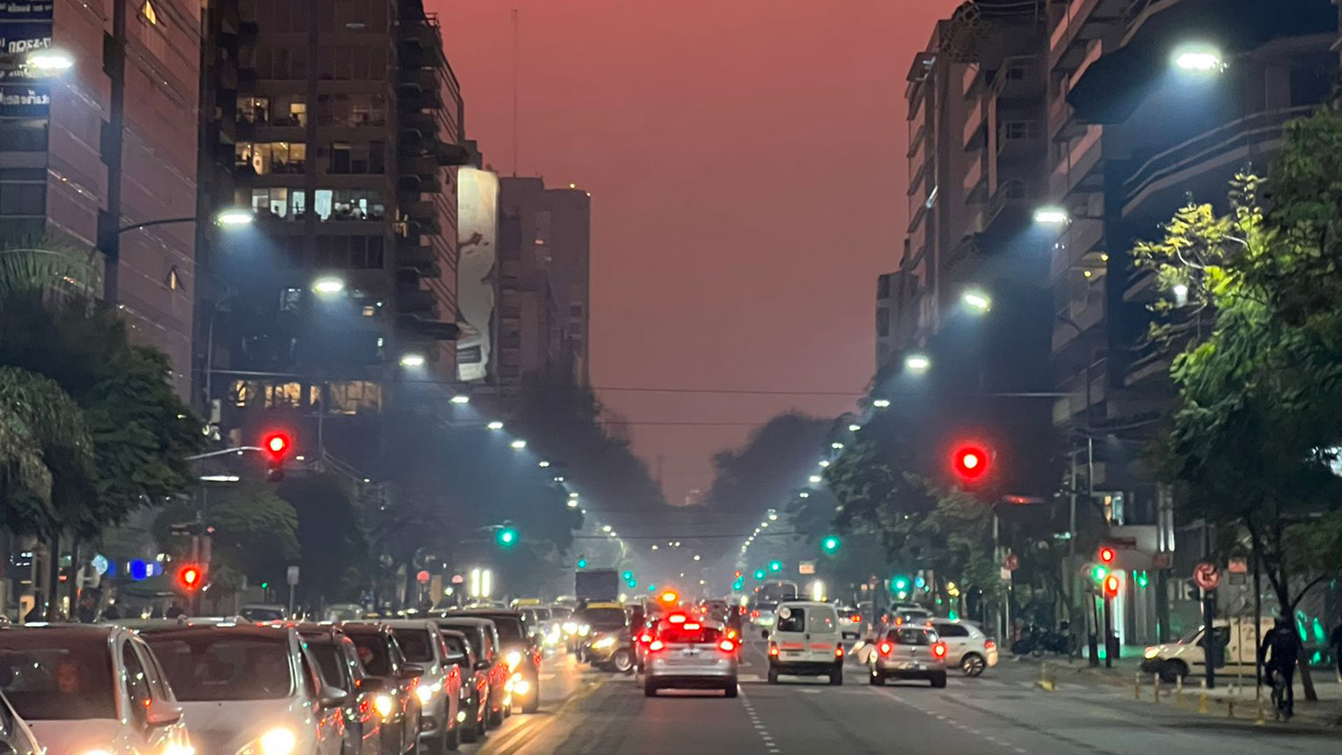 La ciudad de Buenos Aires bajo el  humo (@Gbastidas)