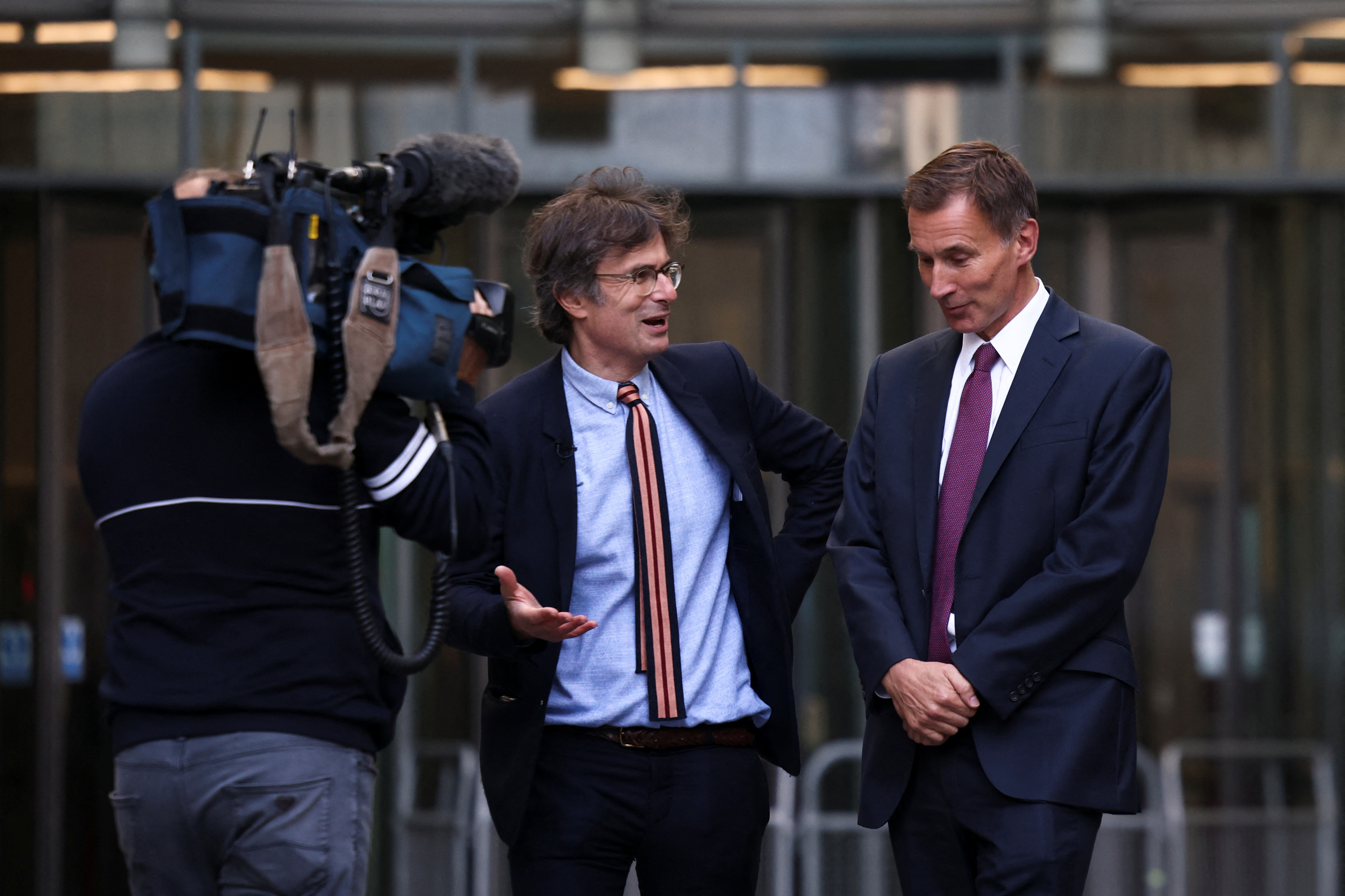 Jeremy Hunt con el corresponsal de televisión Robert Peston fuera de la sede de la BBC, en Londres, Gran Bretaña, el 15 de octubre de 2022. REUTERS/Henry Nicholls