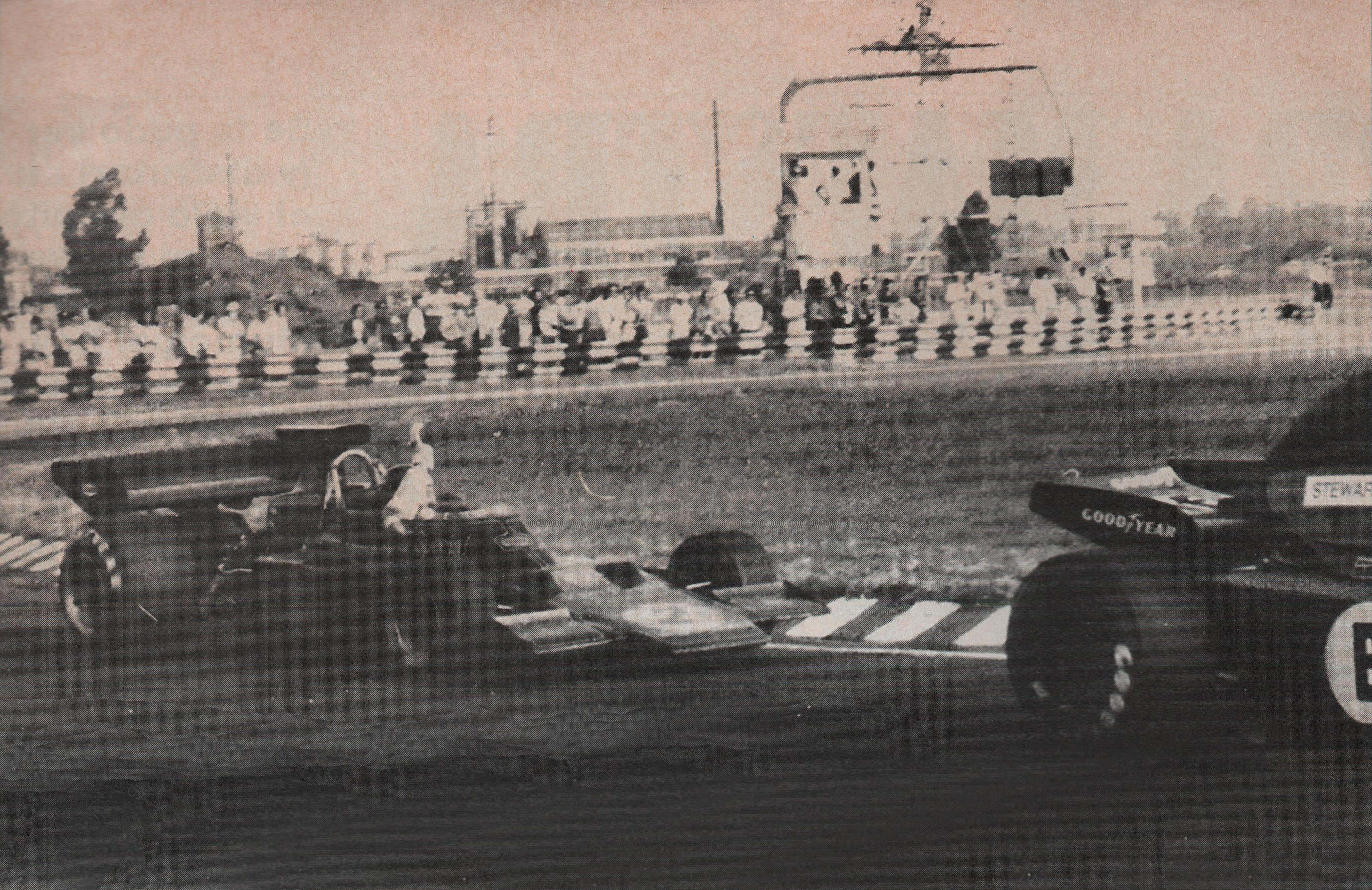 Autódromo de Buenos Aires en 1973. En la Curva del Ombú, Fittipaldi le reclama a Stewart levantándole su brazo derecho (Archivo CORSA).