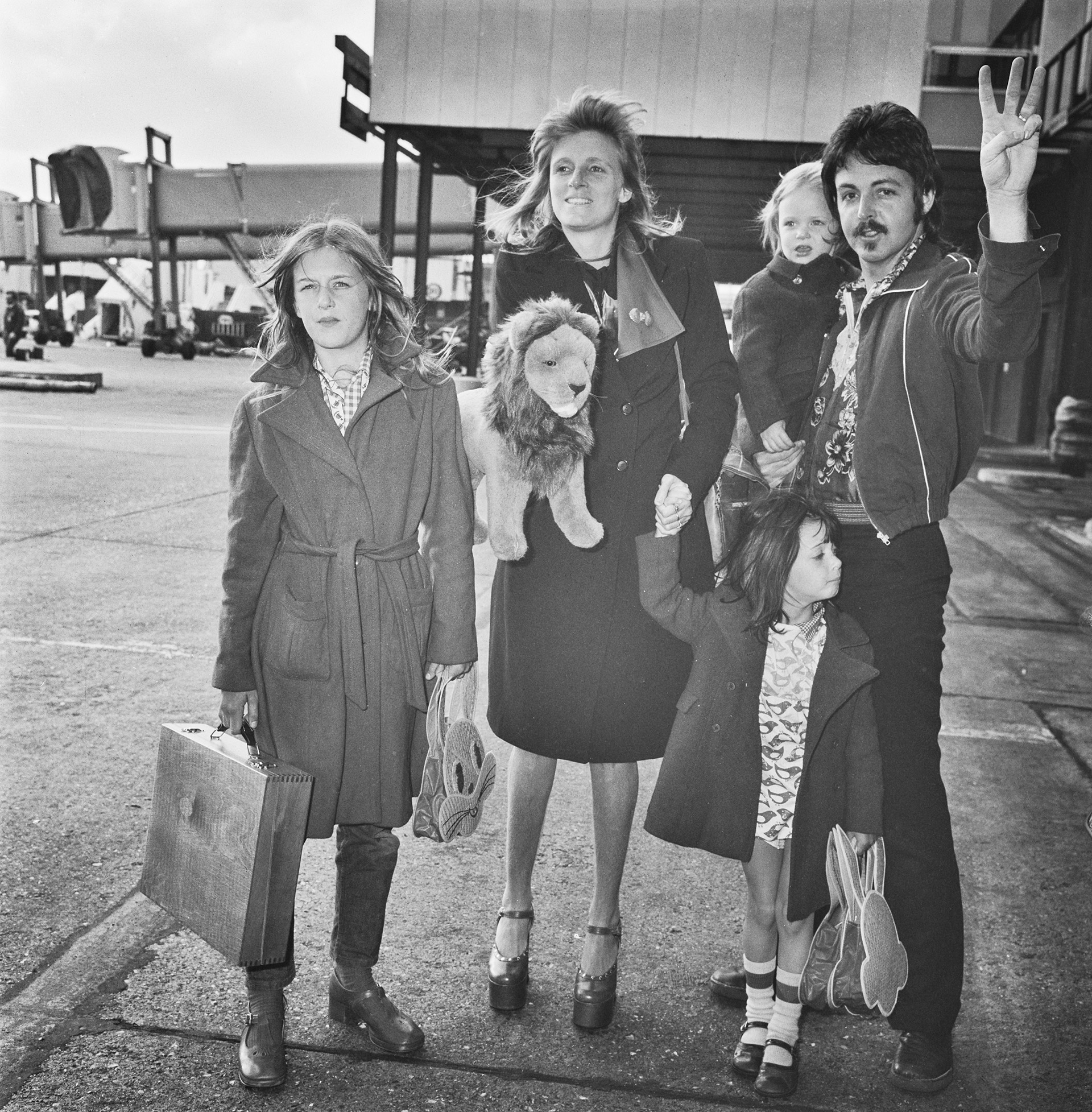 Paul y Linda en una gira con Wings en las que viajaban con sus hijos. En la foto las tres hijas del matrimonio: Heather, Stella y Mary (Hulton Archive/Getty Images)