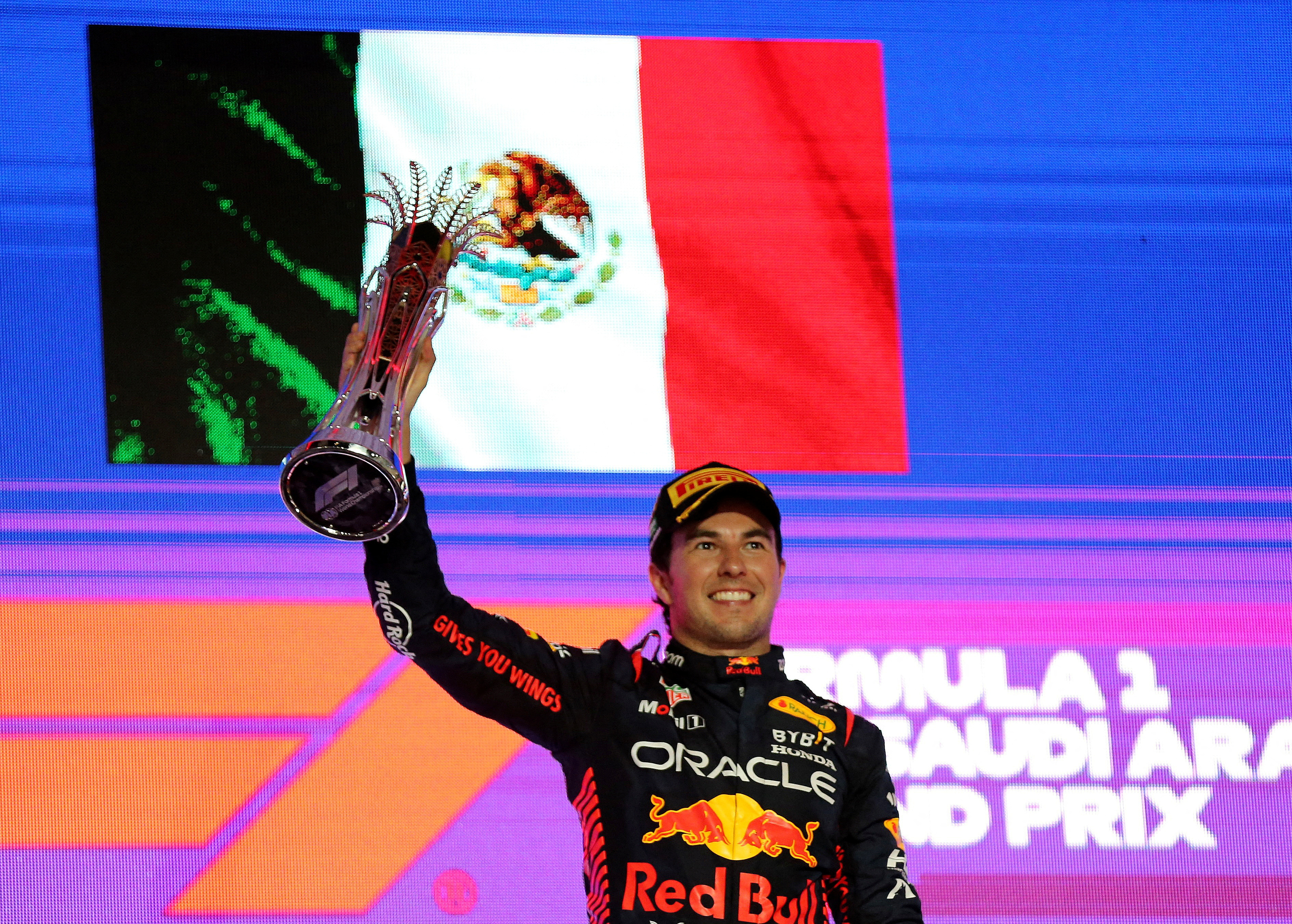 Checo Pérez se llevó su quinto trofeo en el GP de Arabia 2023 (REUTERS/Ahmed Yosri)