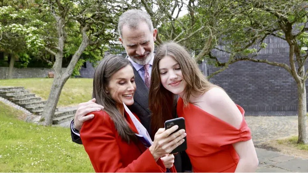 La prensa internacional se hace eco de la reacción de los Reyes en la  graduación de la Infanta Sofía: “Un matrimonio visiblemente conmovido” -  Infobae
