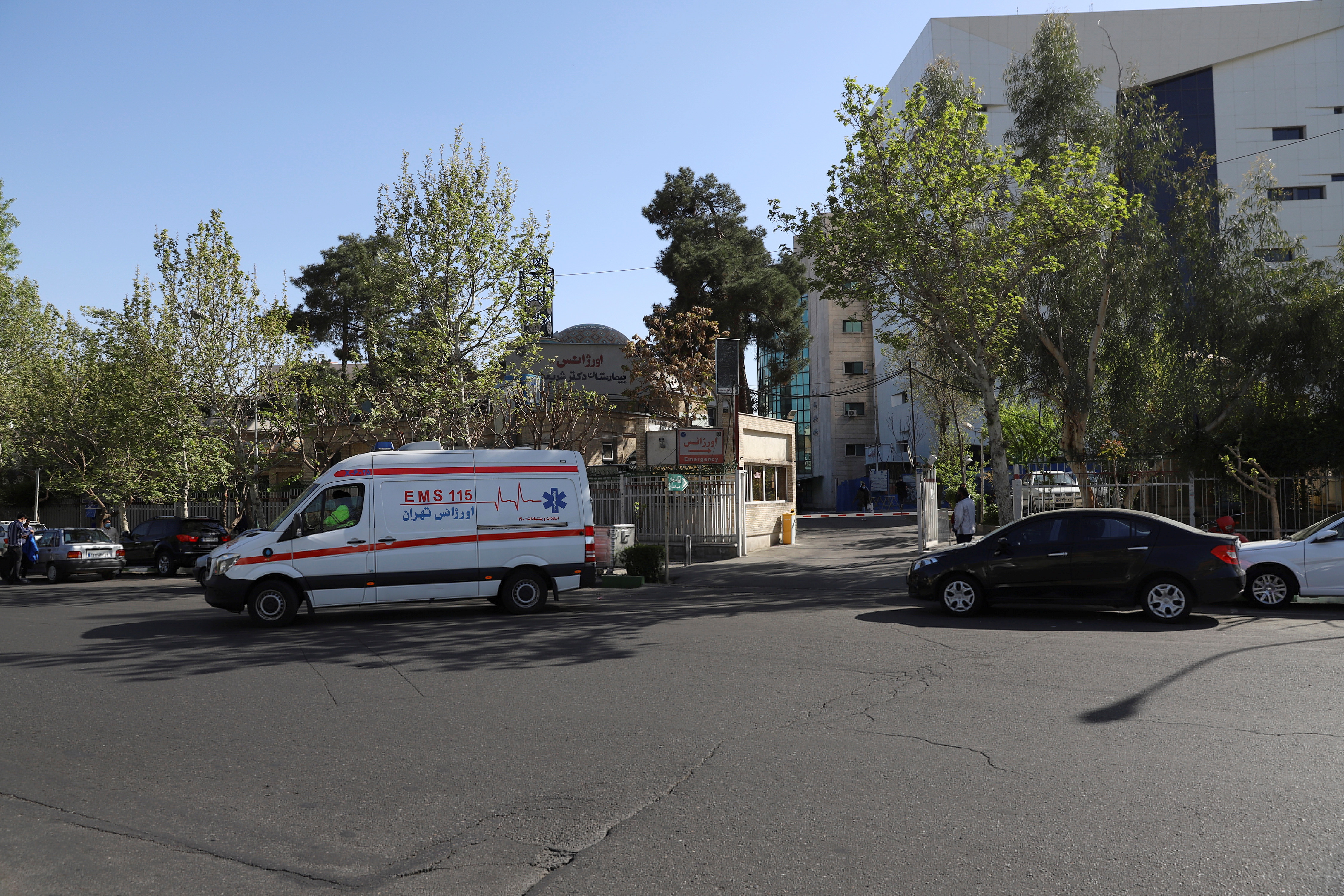 Una ambulancia sale del Hospital Shariati, en Teherán, Irán 30 de marzo 2021. Fotografía tomada el 30 de marzo de 2021. Majid Asgaripour/WANA (Agencia de Noticias de Asia Occidental) vía REUTERS/Archivo