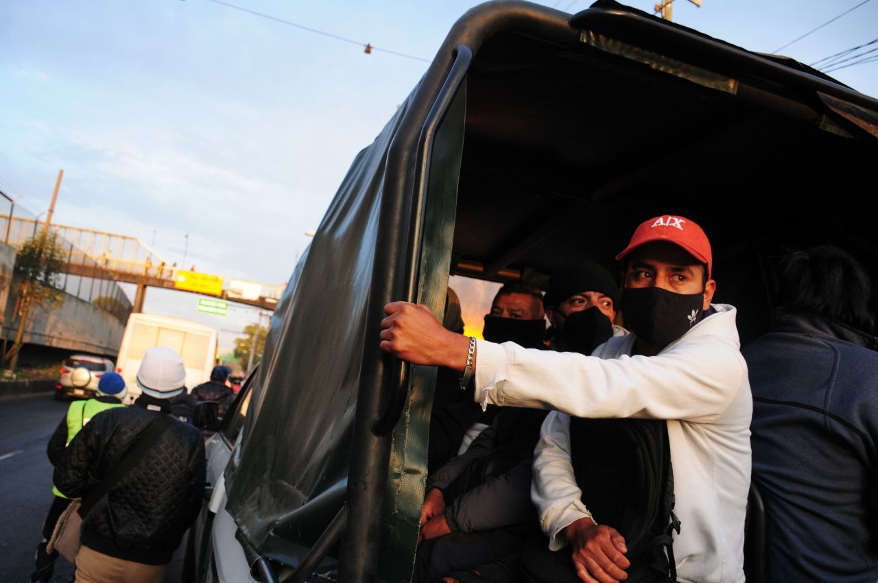 11 de enero de 2021. Ciudad de México. Decenas de personas se concentraron afuera de la estación Pantitlán de la Línea 5 y 1 del STC Metro para abordar los autobuses que fueron empleados como apoyo para este transporte público debido al incendio que sufrió la oficina central que mantiene a las Líneas 1,2,3,4,5 y 6 sin funcionar, lo que provocó un caos para las personas que buscaban llegar a sus destinos durante este semana de inicio de labores.