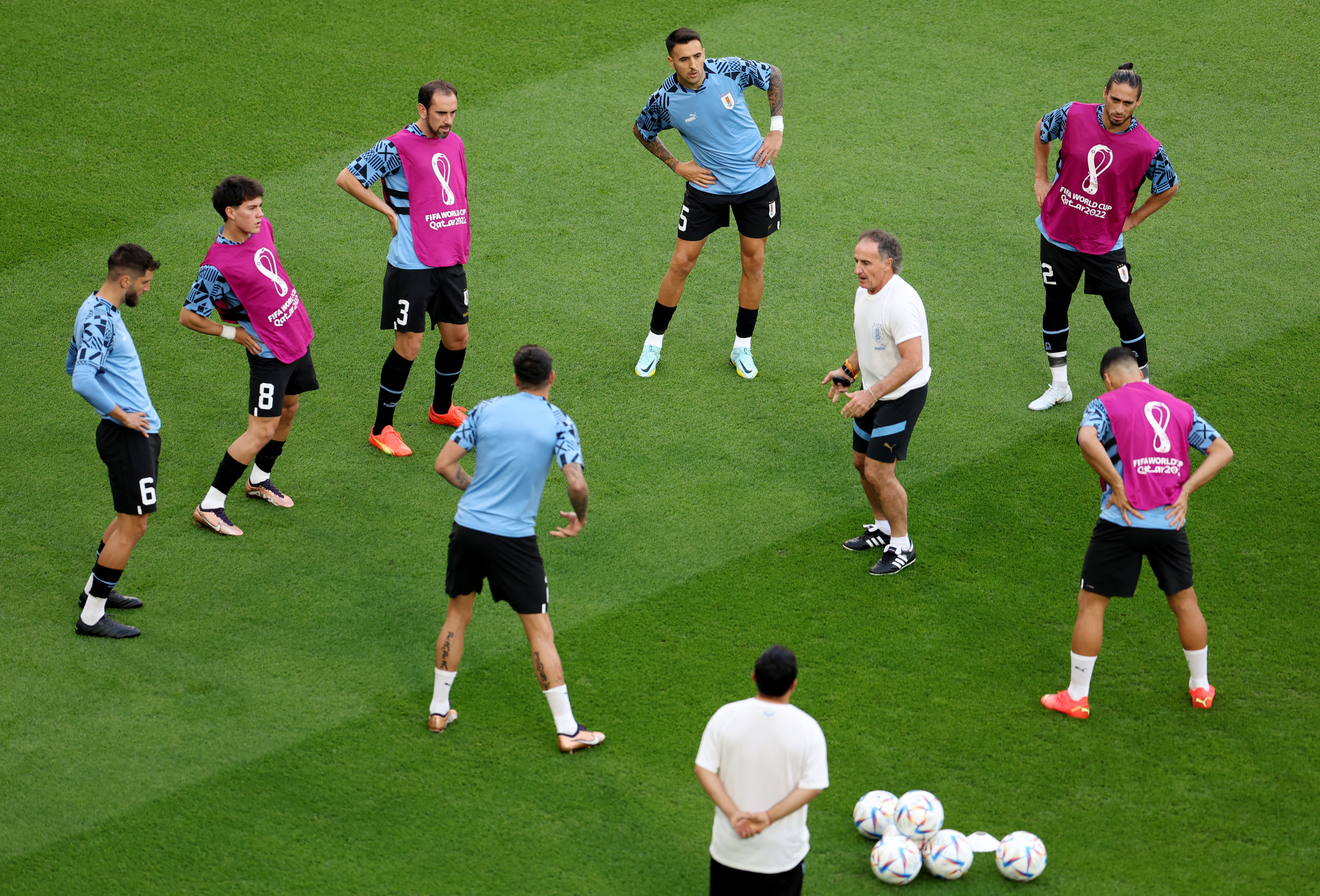 Los jugadores uruguayos atienden a las indicaciones de su preparador físico en este Mundial (REUTERS/Molly Darlington)