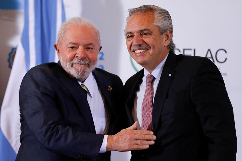 Los presidentes de Brasil, Luiz Inácio Lula Da Silva; y Argentina, Alberto Fernández, plantearon el pasado enero la creación de moneda (REUTERS/Agustin Marcarian)