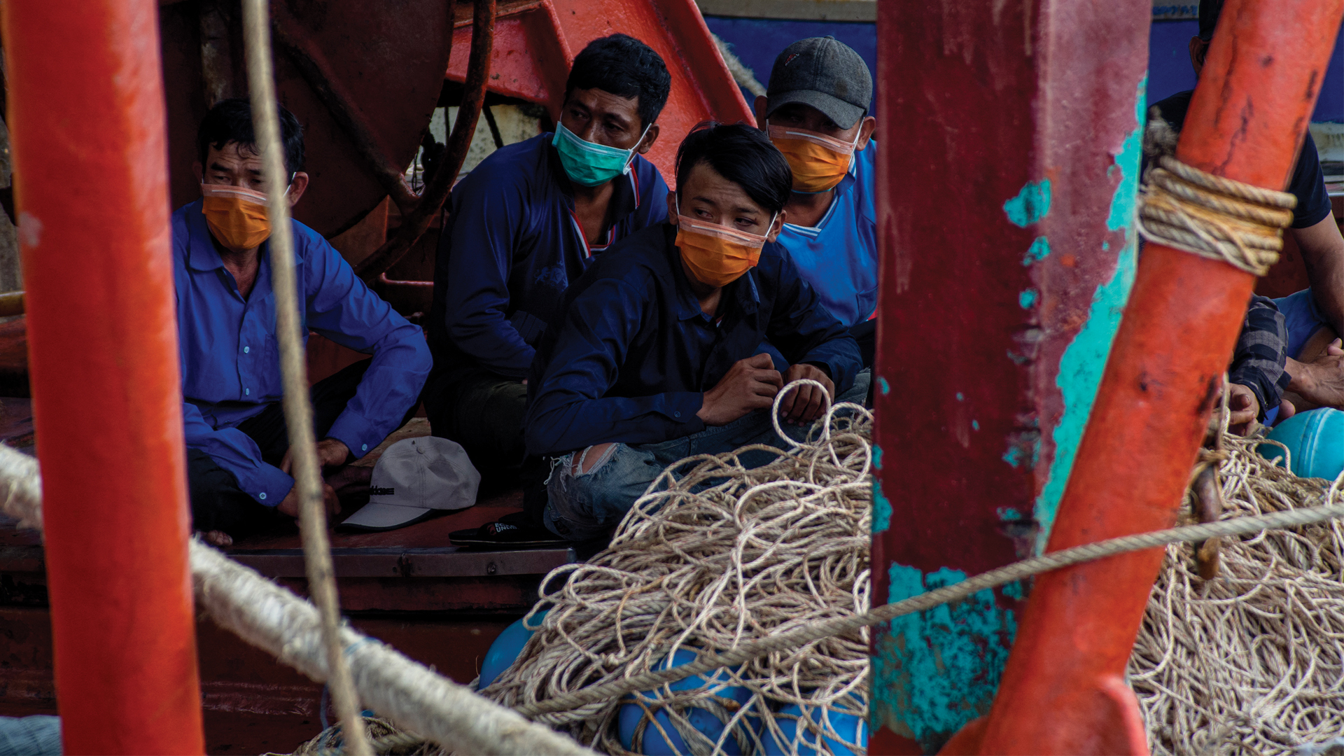 El pescador o persona que ha sido víctima del trabajo forzado ha pasado por distintas embarcaciones y, en ocasiones, ocurre que los dejan en un barco pesquero y luego lo trasladan a otro (AFP)