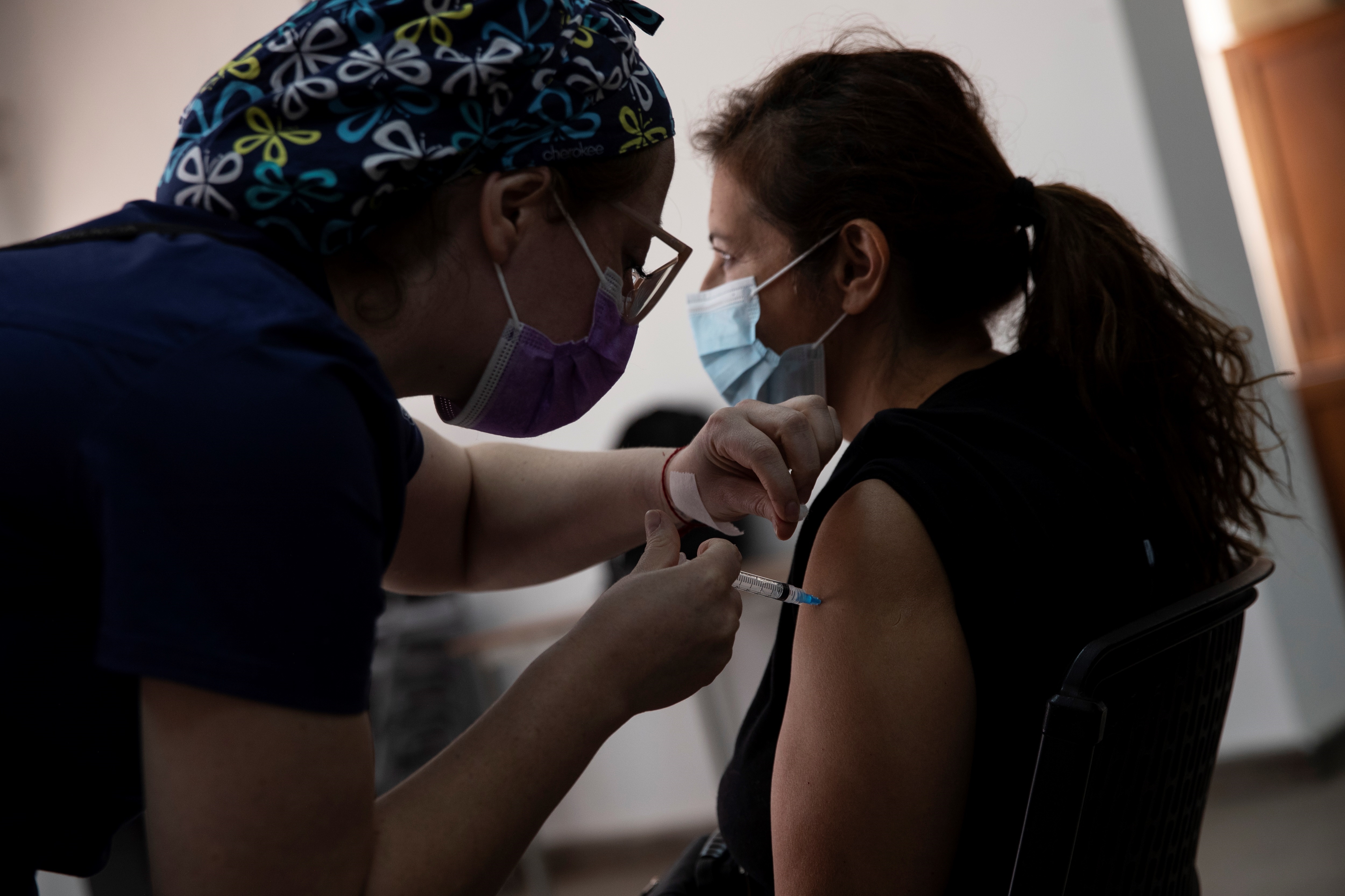 Una enfermera administra una dosis de la vacuna china del laboratorio Sinovac contra la covid-19 a una mujer, en un centro de vacunación en Santiago (Chile). EFE/Alberto Valdés/Archivo
