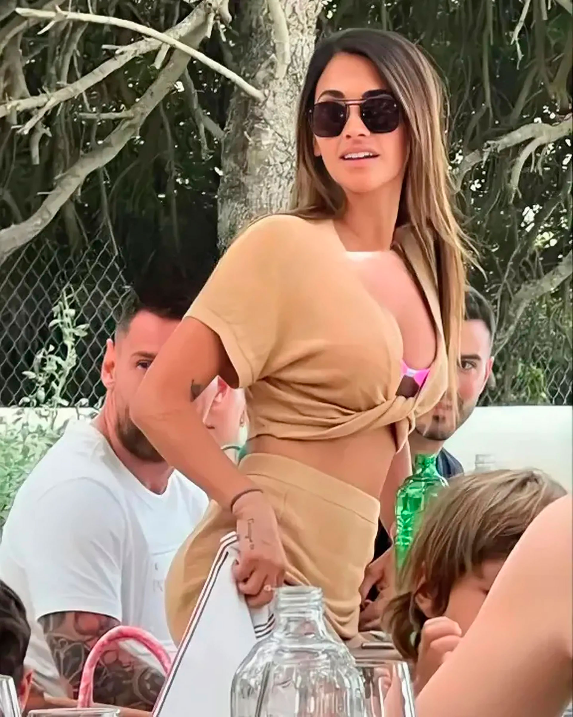 El look de Antonela Roccuzzo para el cumpleaños de Lionel Messi.