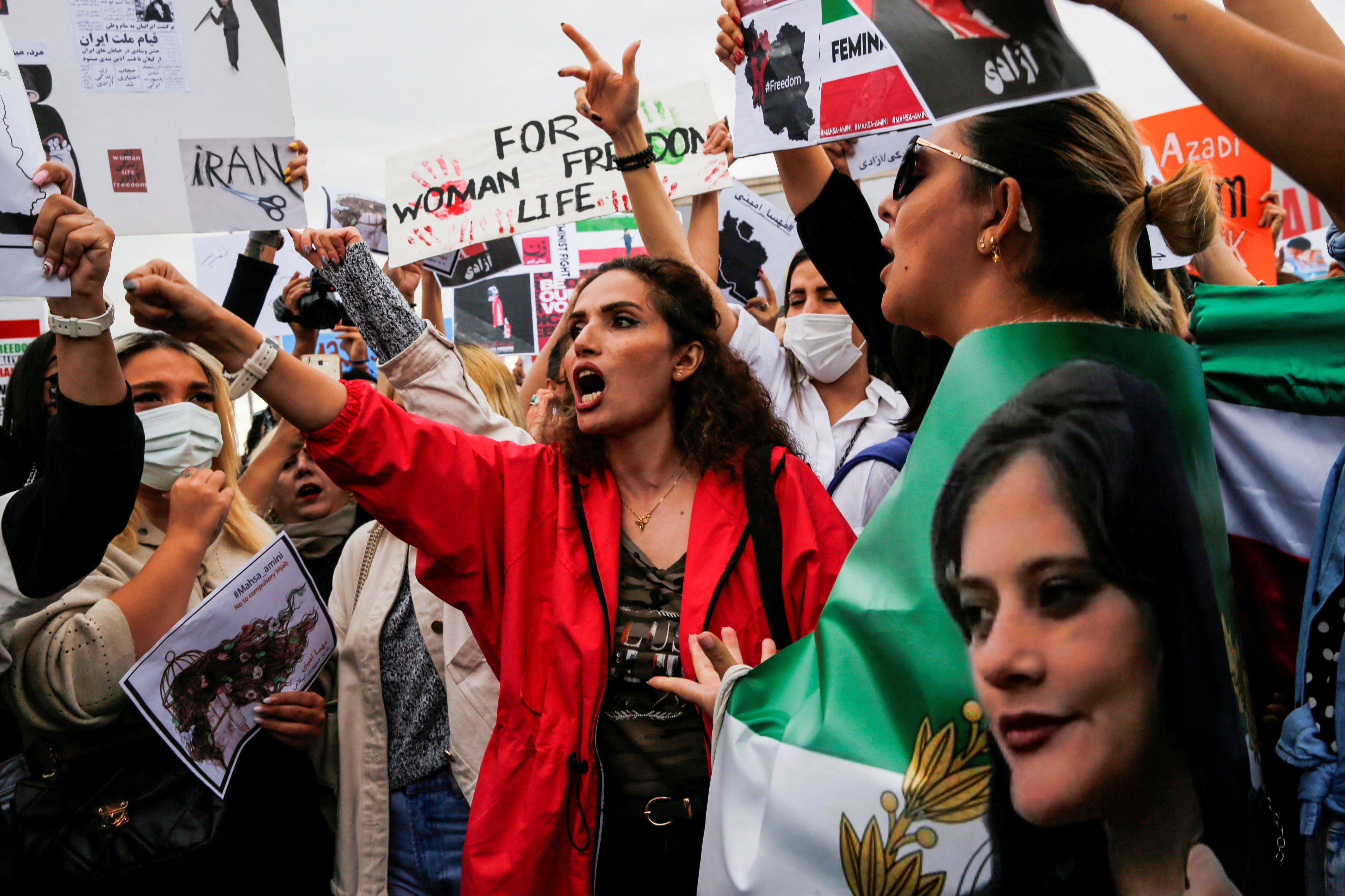 FOTO DE ARCHIVO: Los manifestantes gritan consignas durante una manifestación tras la muerte de Mahsa Amini en Irán. REUTERS/Dilara Senkaya/Foto de archivo
