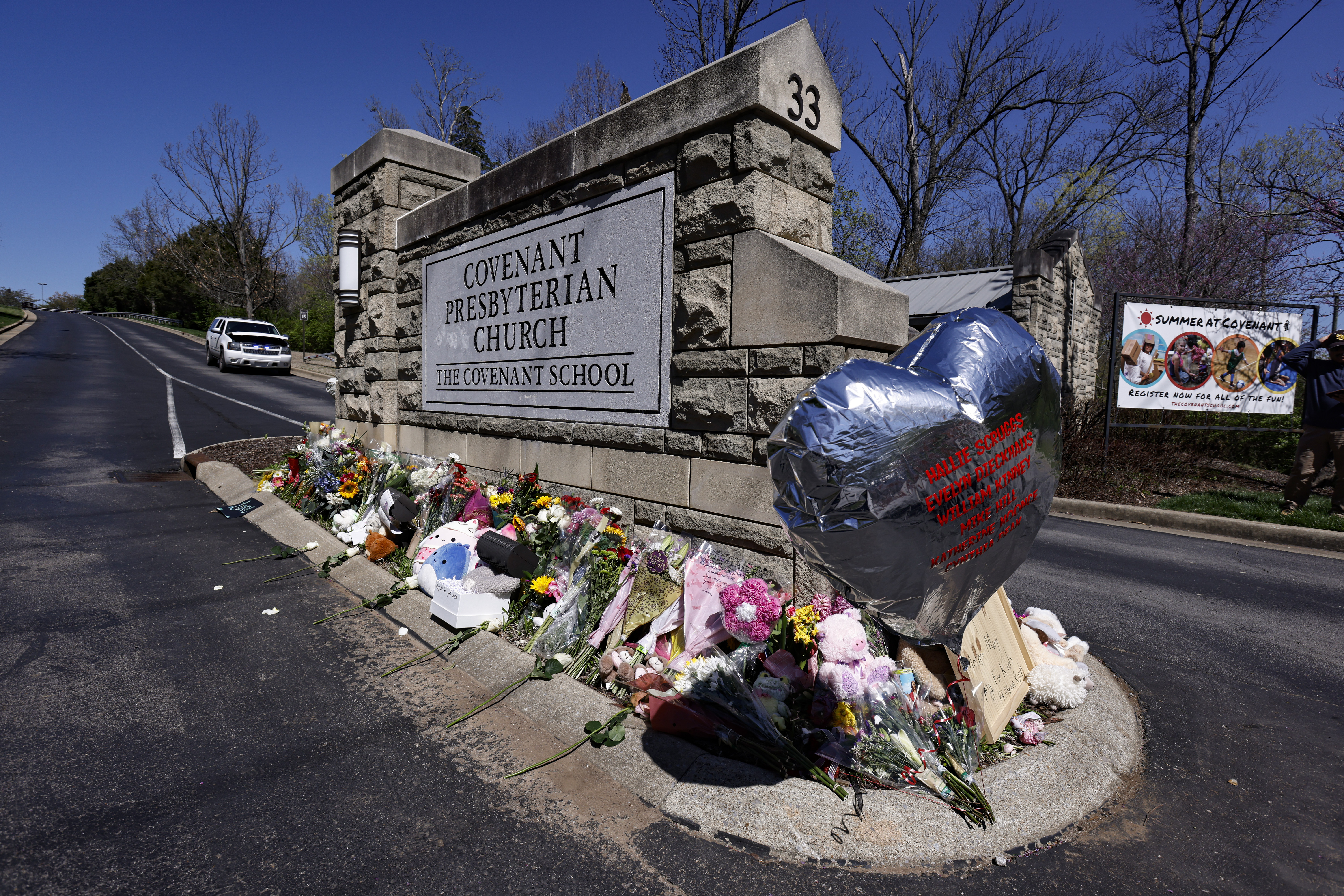 Un globo con los nombres de las víctimas se alza junto a los recordatorios en la entrada de la escuela Covenant, Nashville, Tennessee. Después de la matanza de Nashville, el Congreso se encuentra en el impasse de siempre. (AP Foto/Wade Payne, File)