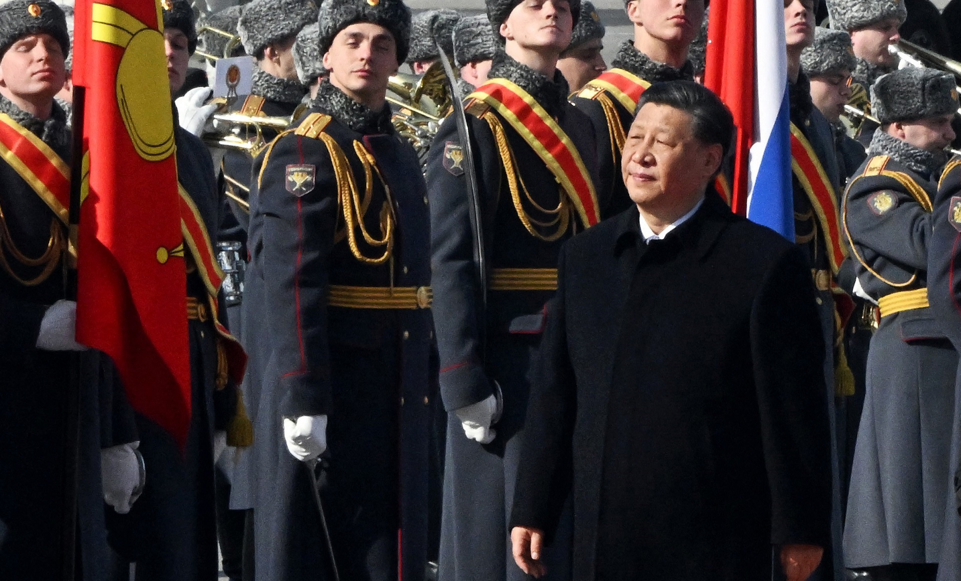 Xi Jinping camina por la guardia de honor tras bajar del avión en Moscú (AFP)