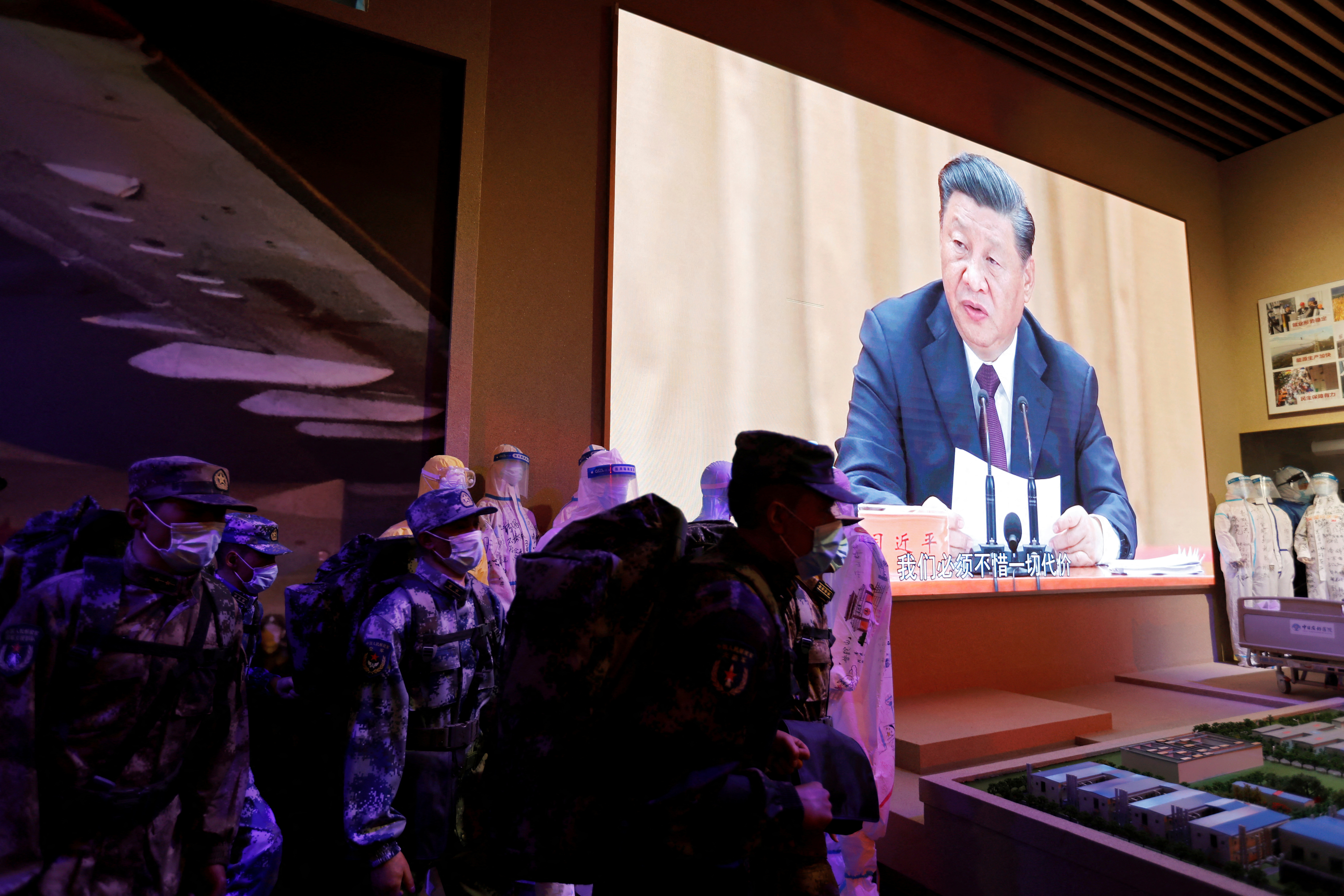 Un discurso de Xi Jinping contra el COVID-19 (REUTERS/Florence Lo)