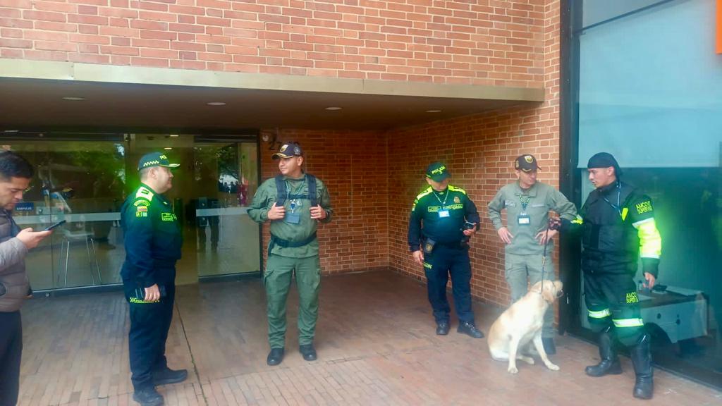 Grupo antiexplosivos hace presencia en las oficinas administrativas de la rama judicial en Bogotá por posible amenaza de bomba 